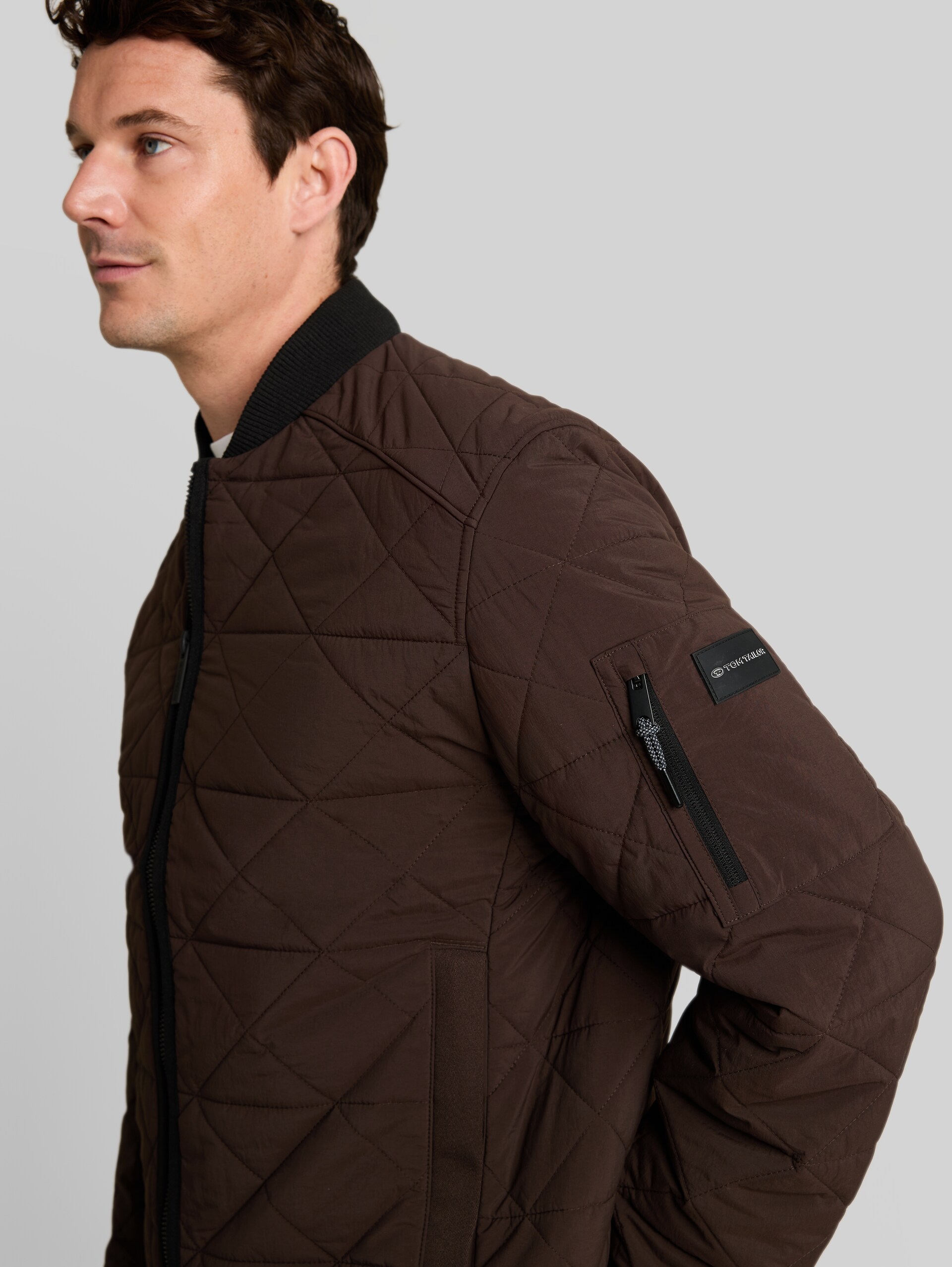 Bomberjacke aus wasserabweisendem Material - java dark brown - Detail-Model-Ansicht