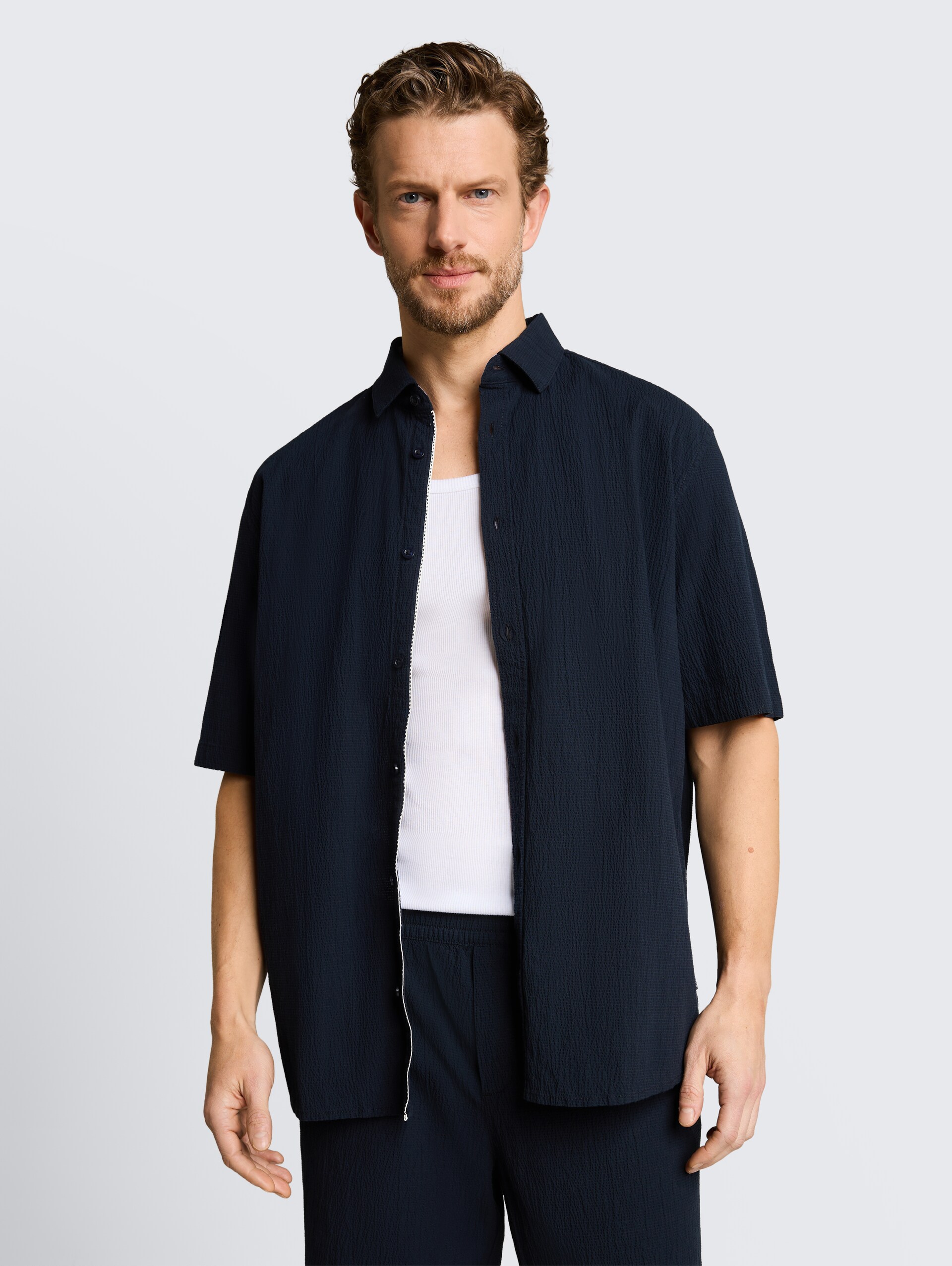 Comfort Fit seersucker overhemd met korte mouwen - sky captain blue - Nek model vooraanzicht