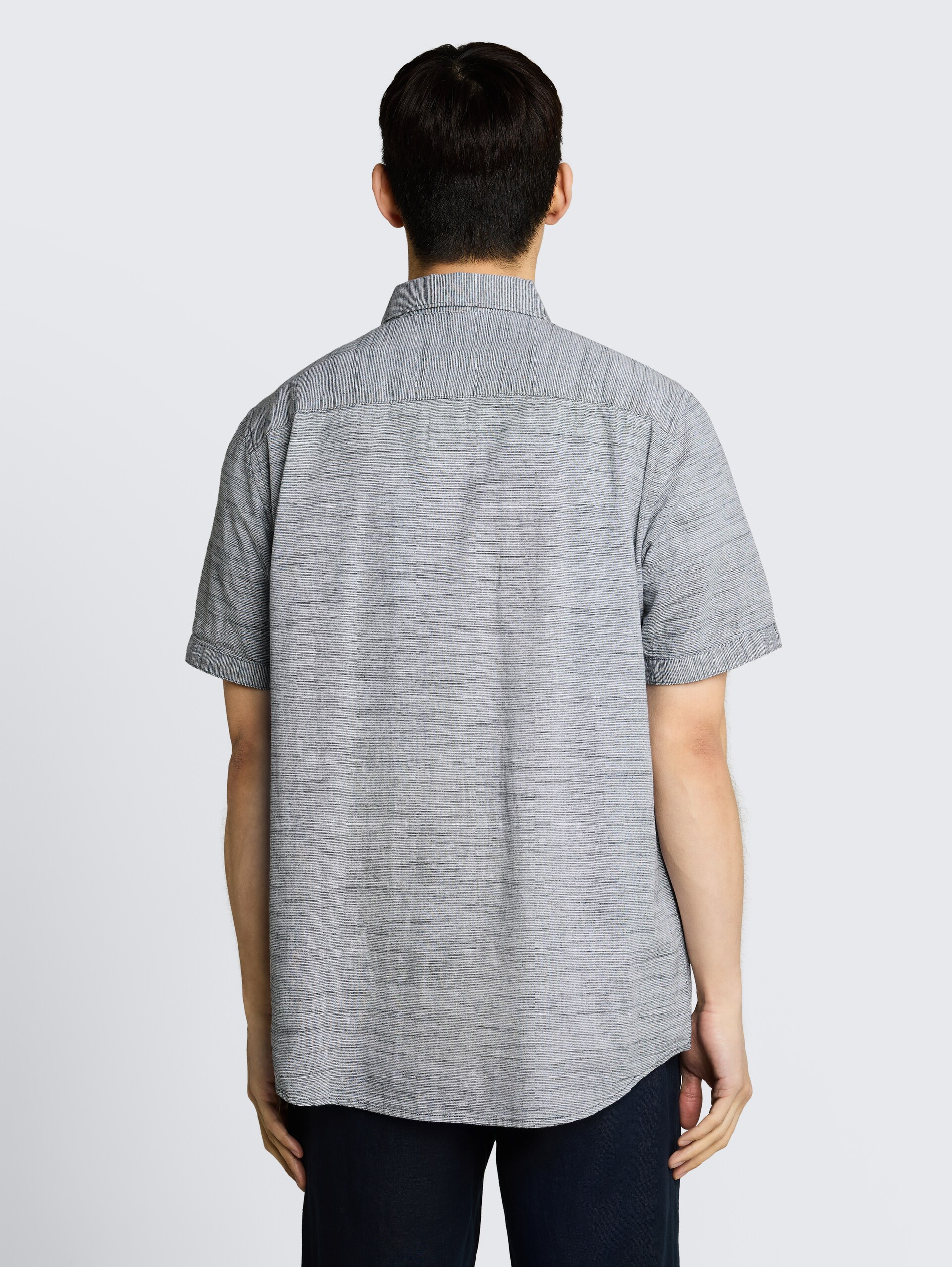 Regular Fit Kurzarmhemd aus Baumwolle - navy horizontal stripe - Auschnitt Model-Rückansicht