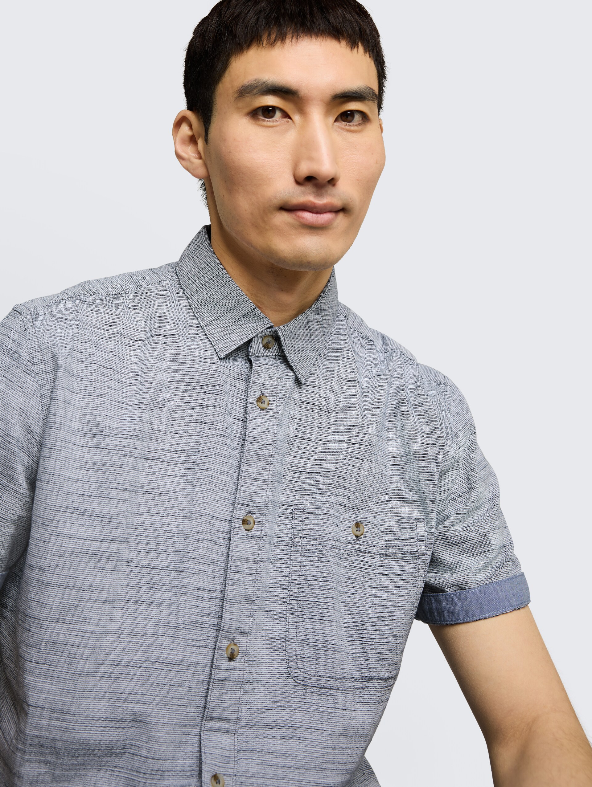 Regular Fit Kurzarmhemd aus Baumwolle - navy horizontal stripe - Detail-Model-Ansicht