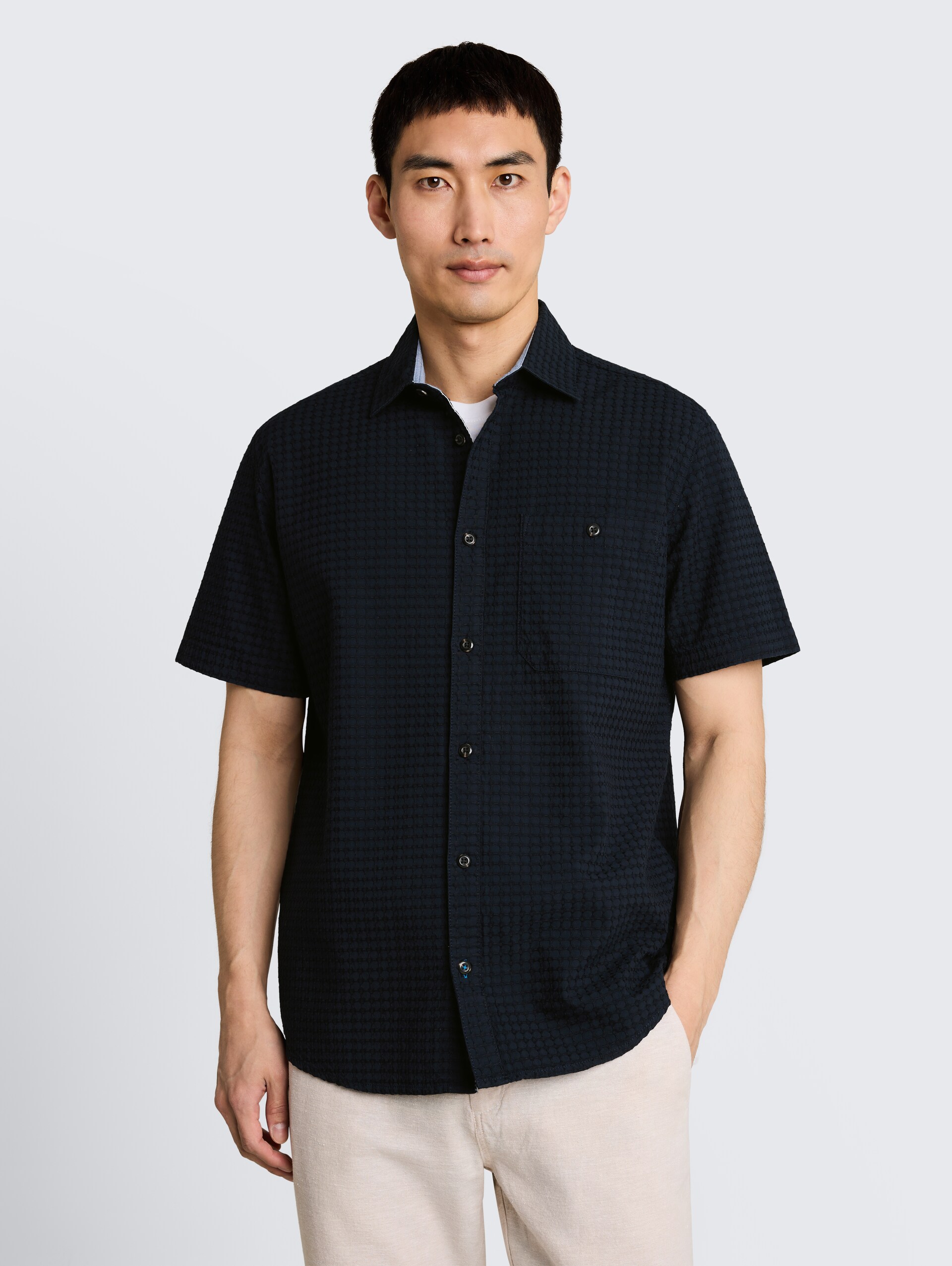 Regular fit jacquard katoenen overhemd met korte mouwen - sky captain blue - Nek model vooraanzicht
