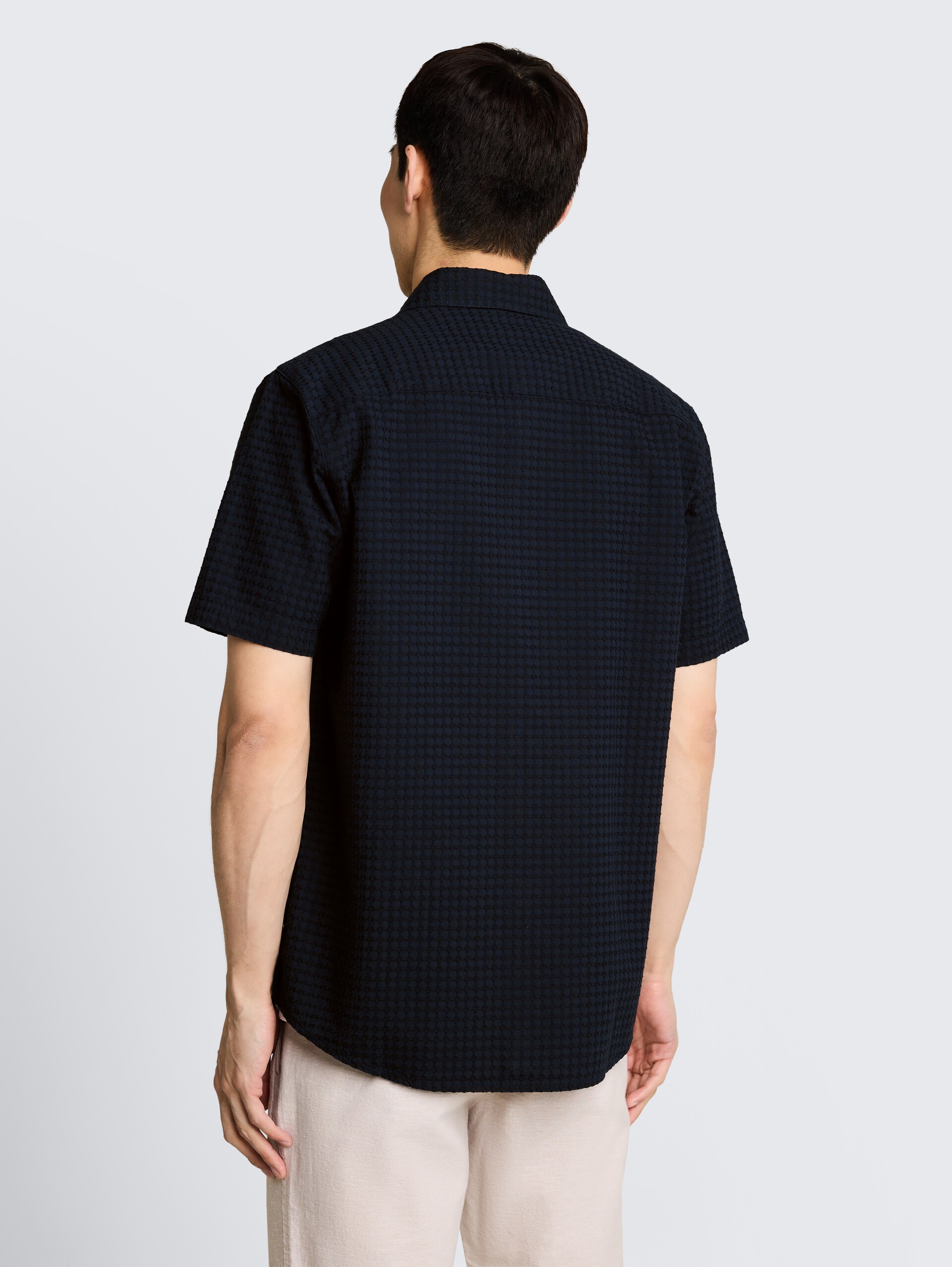 Regular fit jacquard katoenen overhemd met korte mouwen - sky captain blue - Neklijn model-achteraanzicht