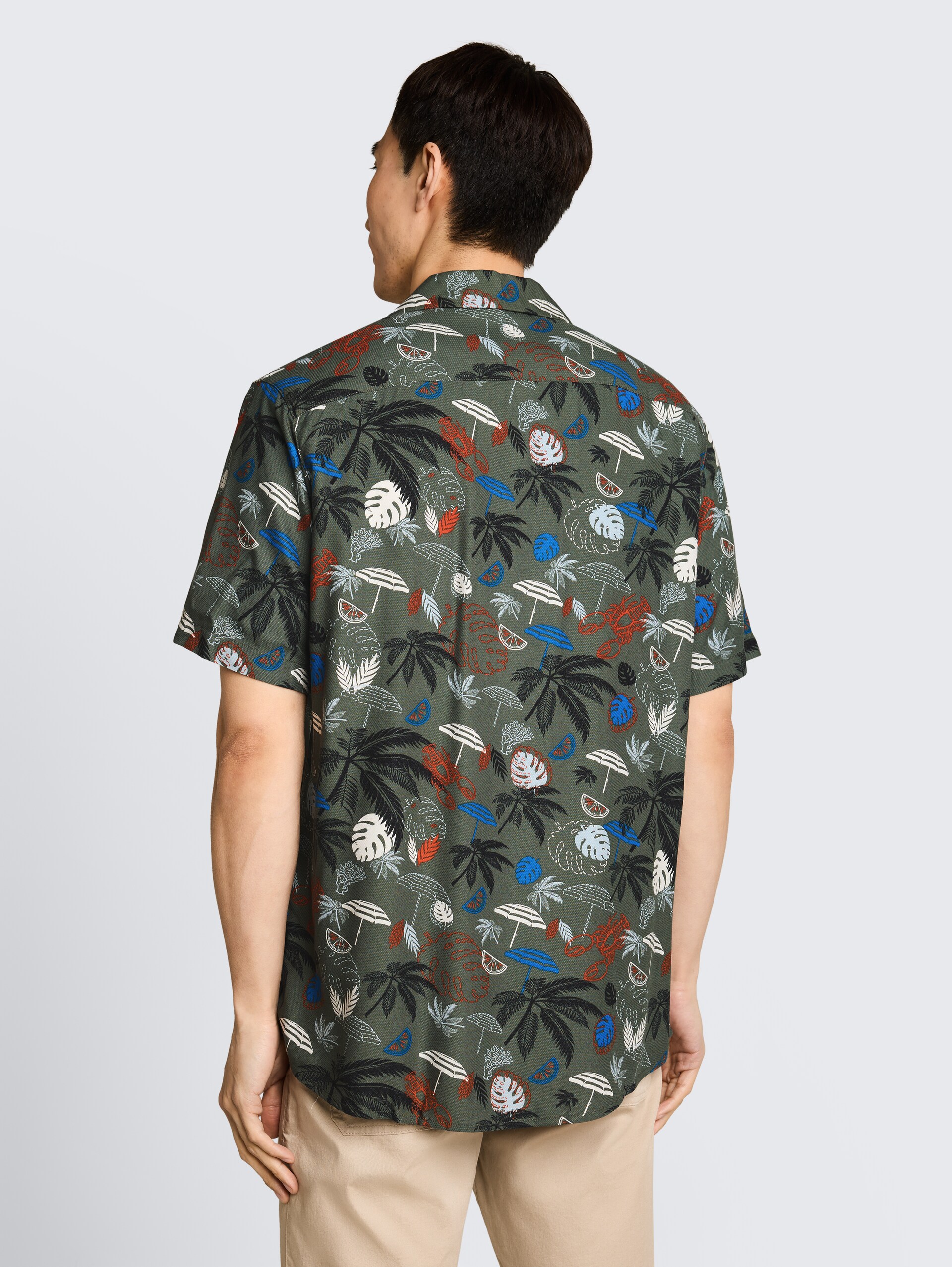 Regular fit resort-overhemd met korte mouwen van viscose - leaf green beach design - Neklijn model-achteraanzicht