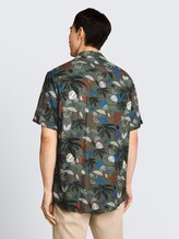 Regular fit resort-overhemd met korte mouwen van viscose - leaf green beach design - Neklijn model-achteraanzicht