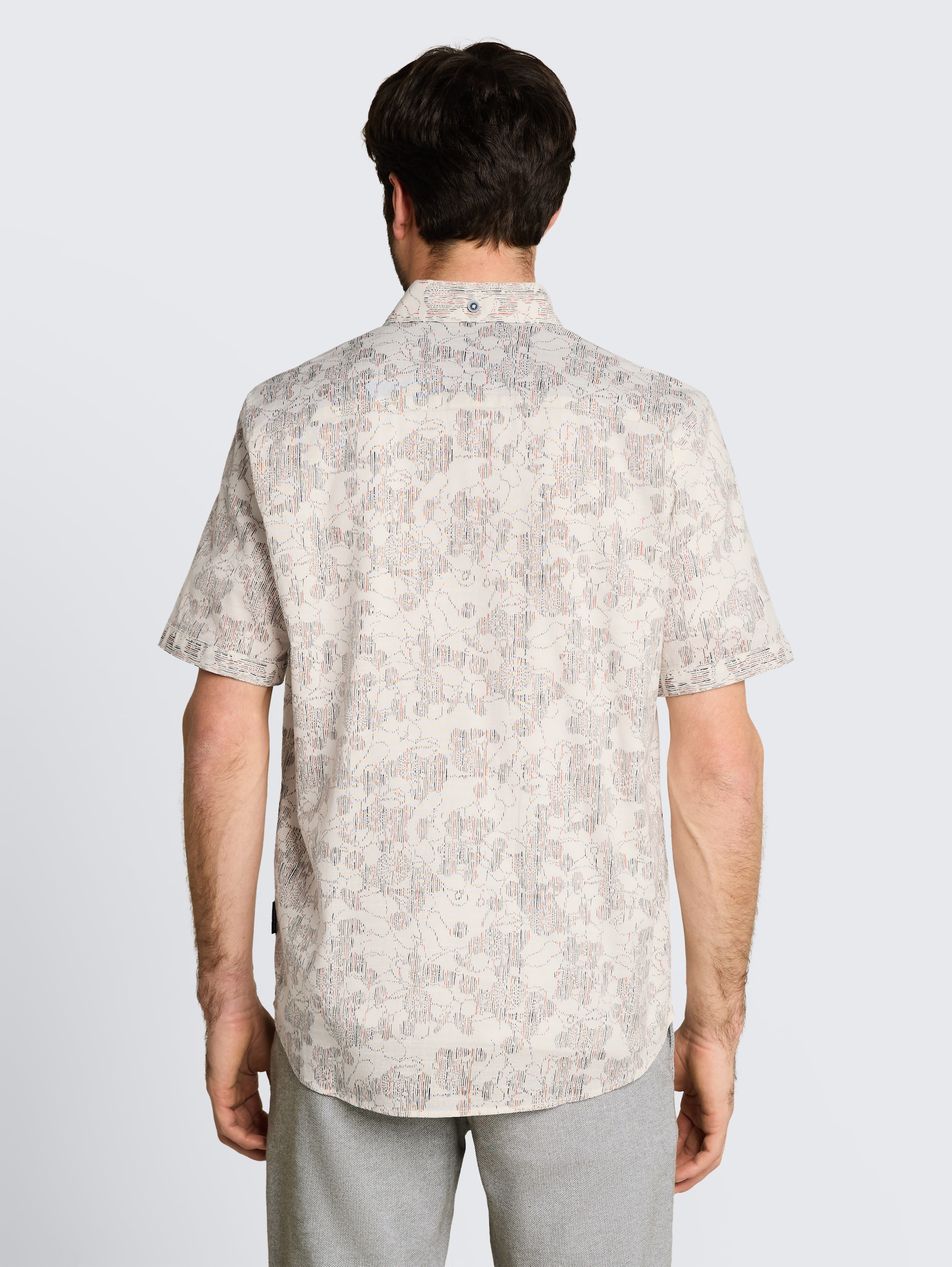 Regular fit overhemd met korte mouwen en patroon - off white irregular design - Neklijn model-achteraanzicht