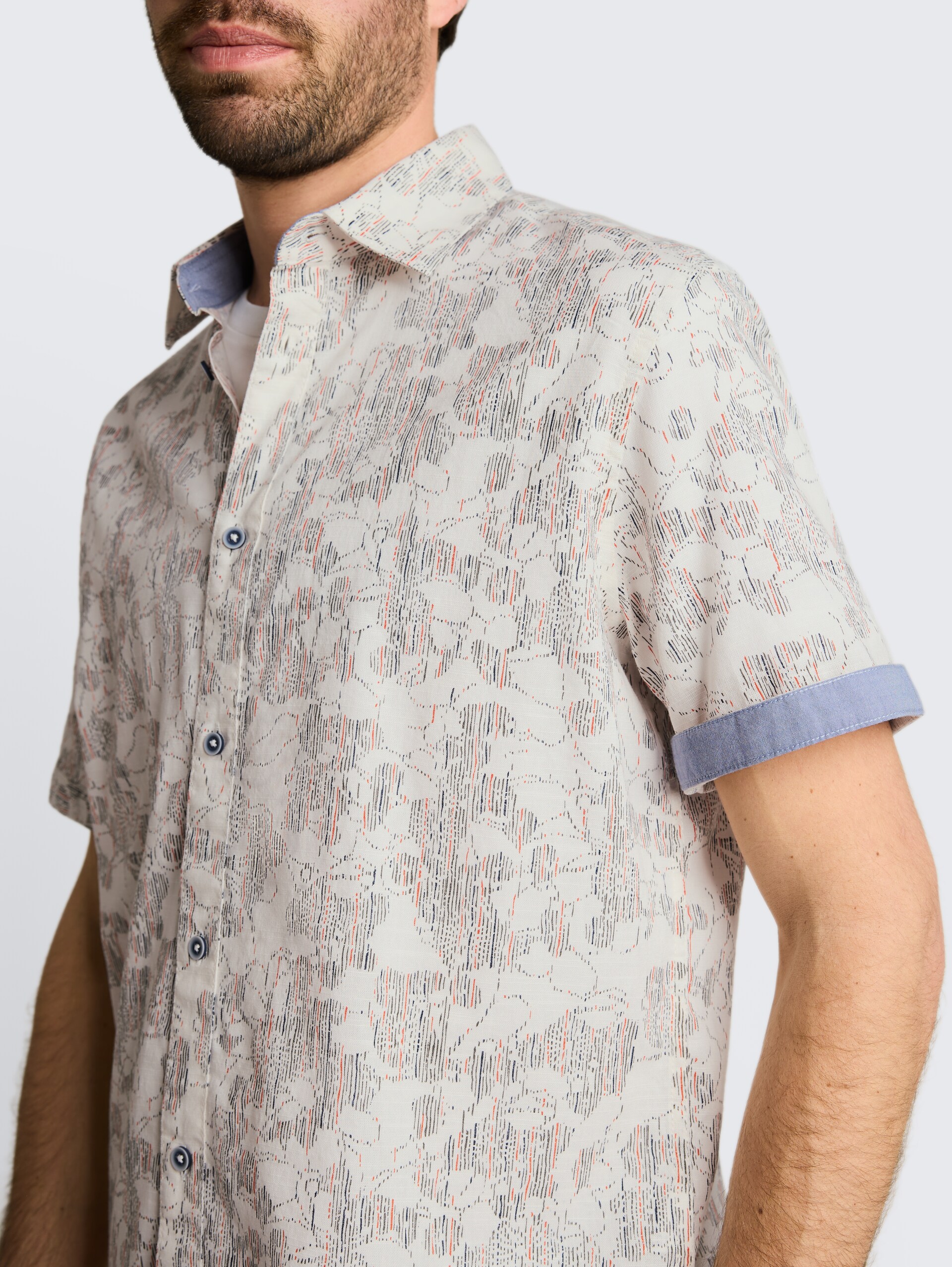 Regular fit overhemd met korte mouwen en patroon - off white irregular design - Detailaanzicht model