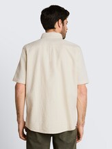 Comfort Fit Kurzarmhemd aus Baumwolle - Gardenia White - Auschnitt Model-Rückansicht
