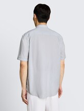 Regular Fit Kurzarmhemd mit Stehkragen - white navy small stripe - Auschnitt Model-Rückansicht