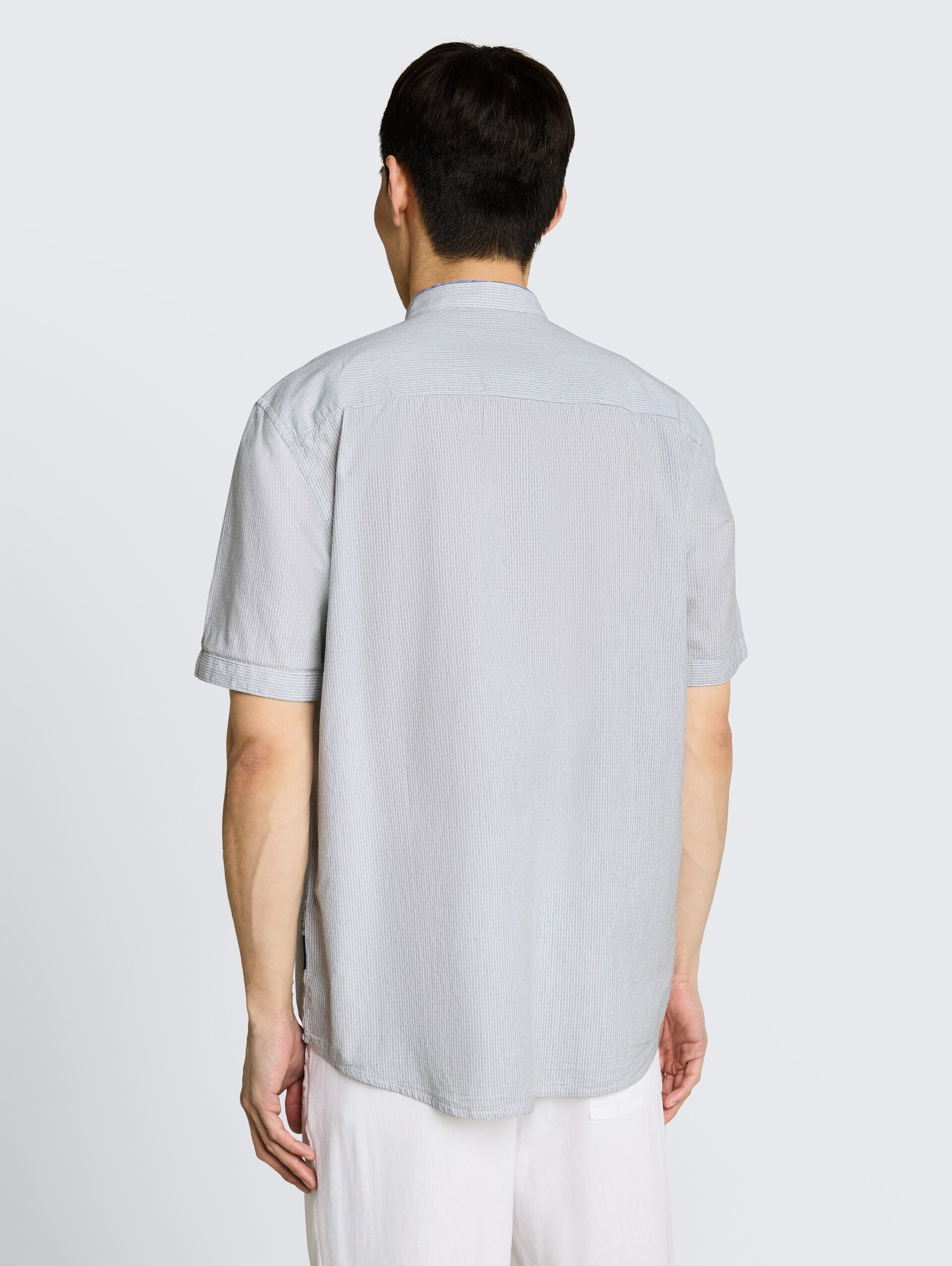 Regular Fit Kurzarmhemd mit Stehkragen - white navy small stripe - Auschnitt Model-Rückansicht