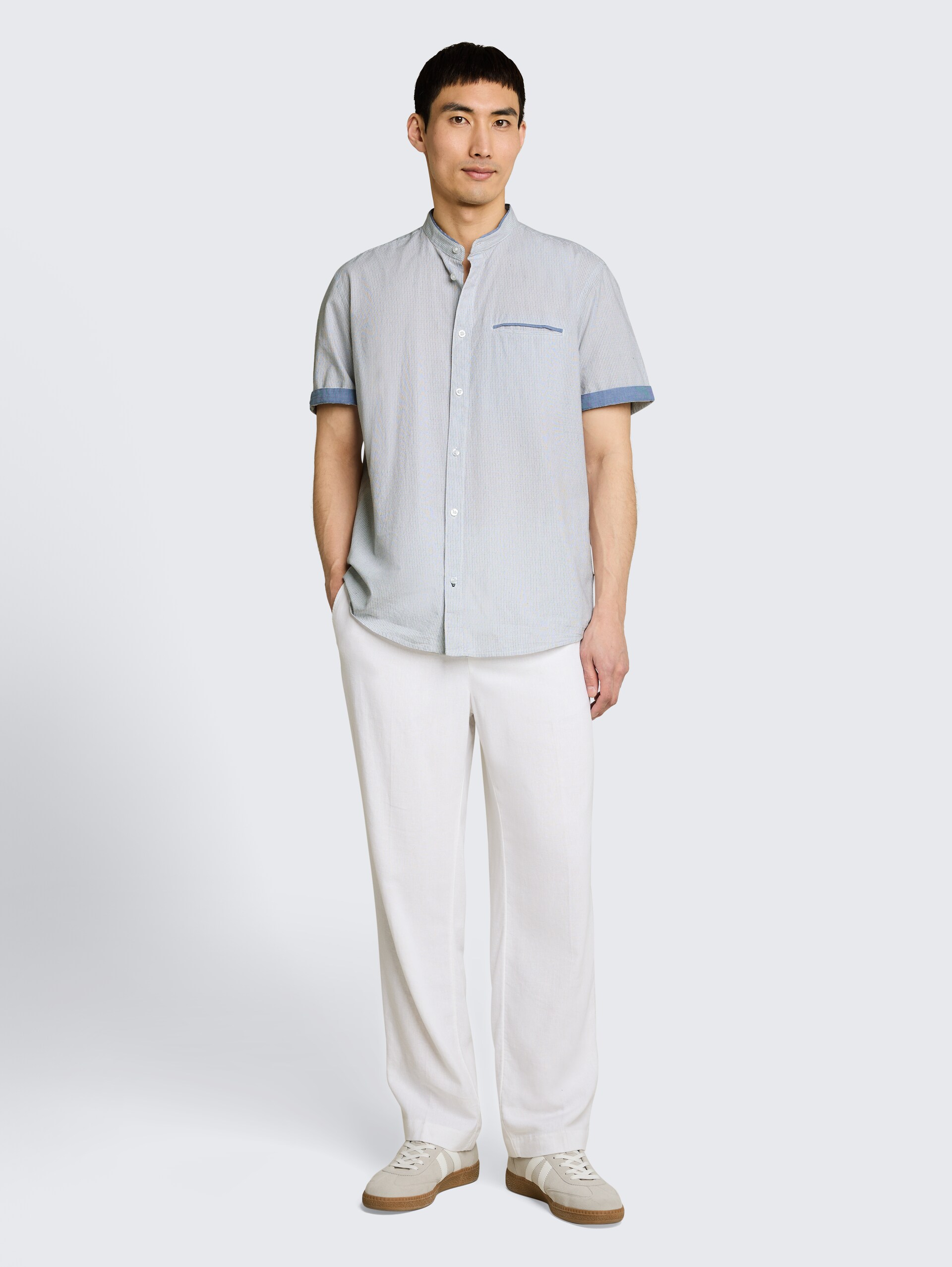 Regular Fit Kurzarmhemd mit Stehkragen - white navy small stripe - Model-Vorderansicht