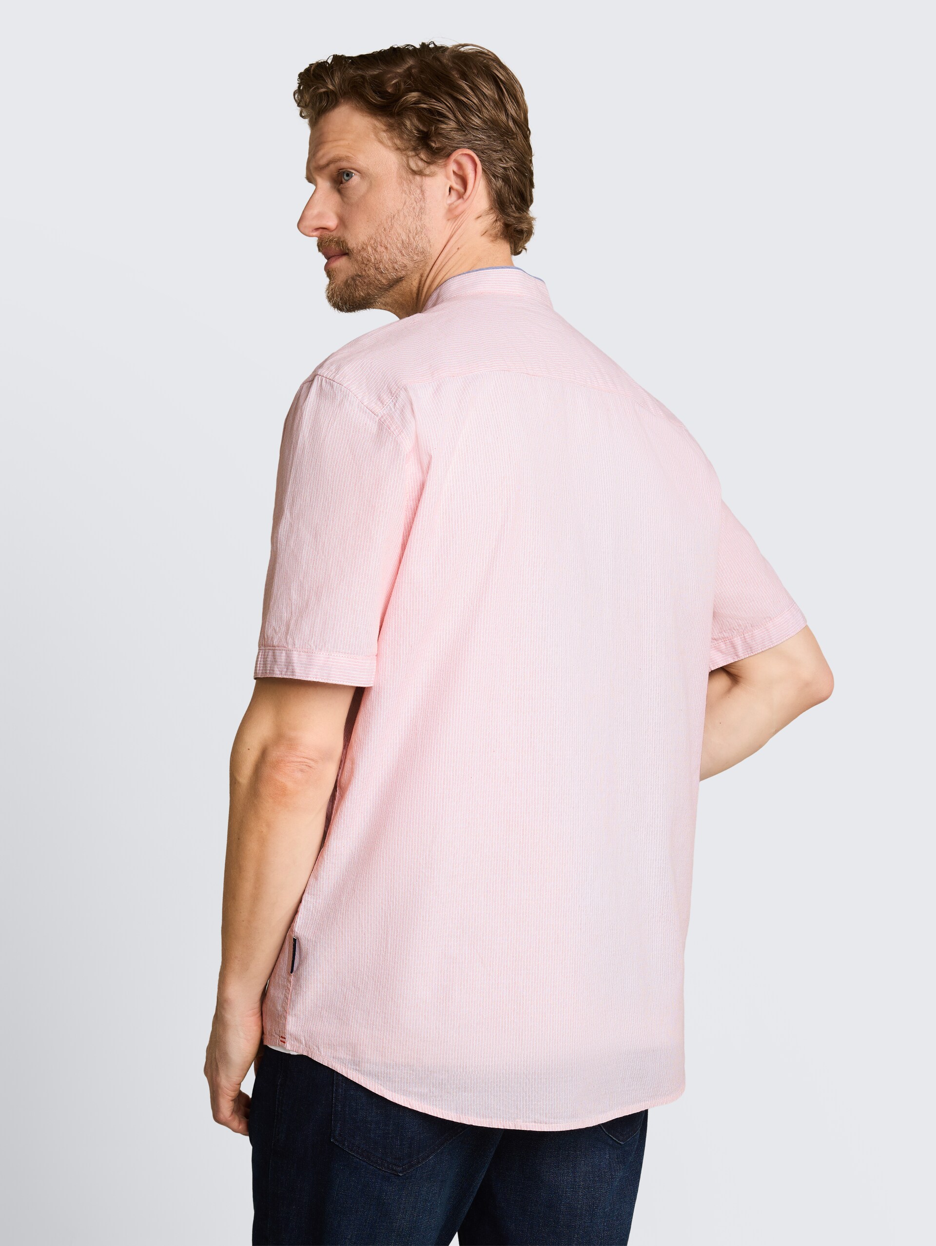 Regular fit overhemd met korte mouwen en opstaande kraag - red white small stripe - Neklijn model-achteraanzicht
