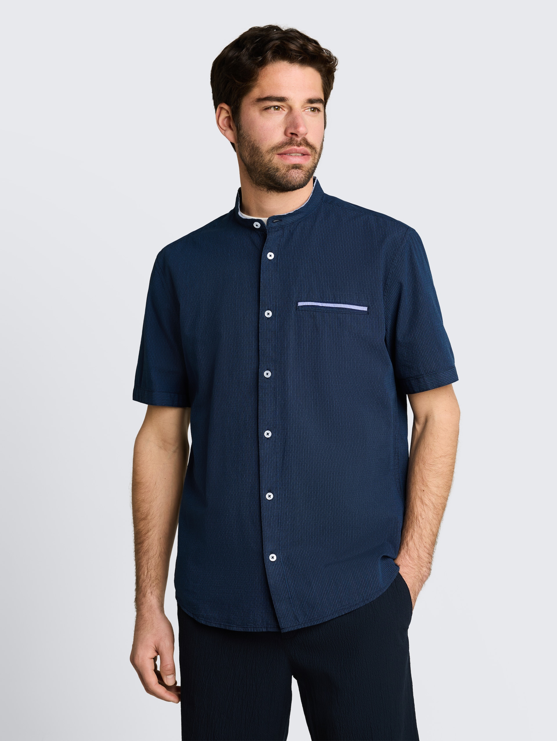 Regular fit overhemd met korte mouwen en opstaande kraag - navy small stripe - Nek model vooraanzicht
