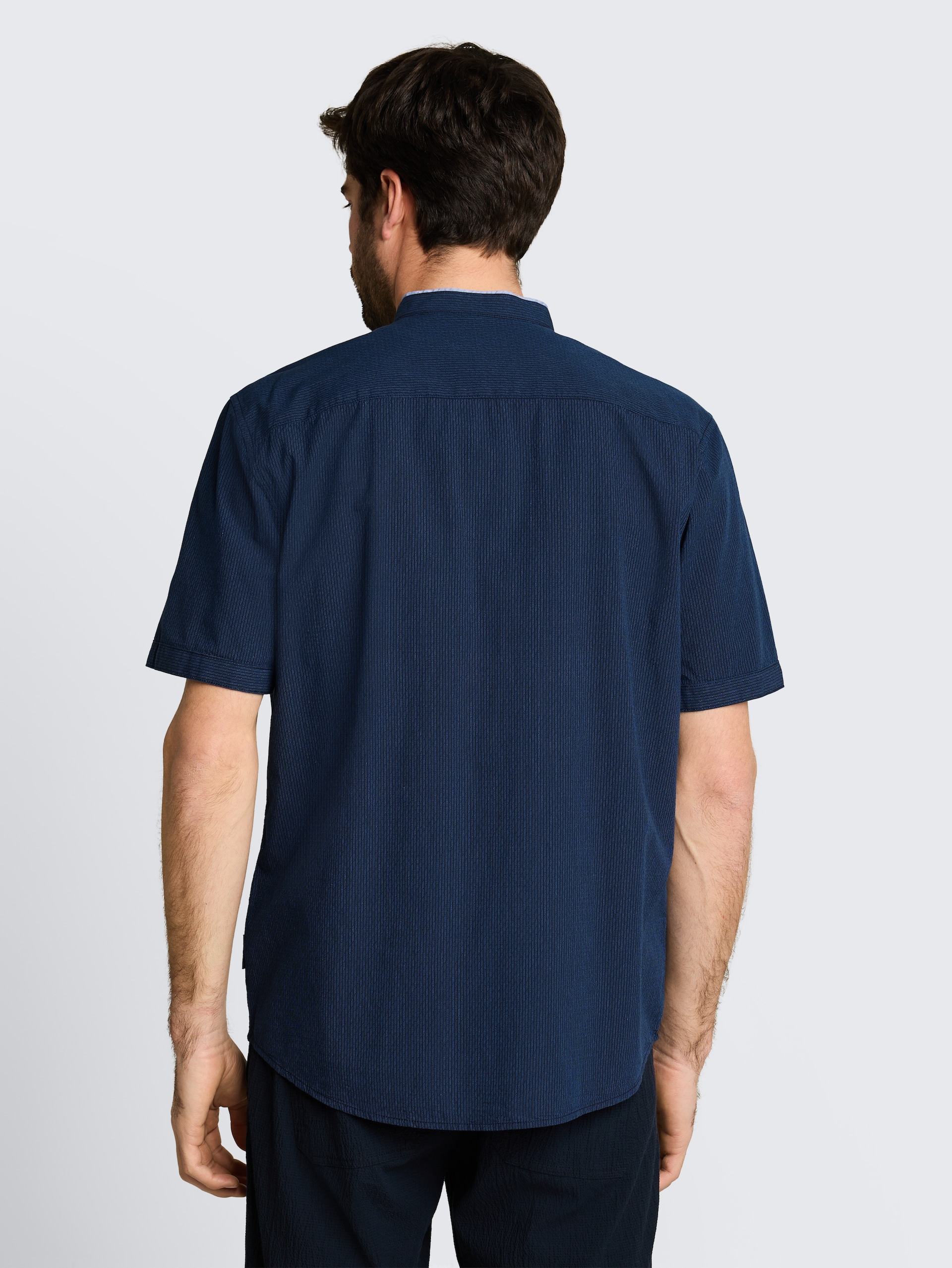 Regular fit overhemd met korte mouwen en opstaande kraag - navy small stripe - Neklijn model-achteraanzicht