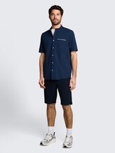 Regular Fit Kurzarmhemd mit Stehkragen - navy small stripe - Model-Vorderansicht