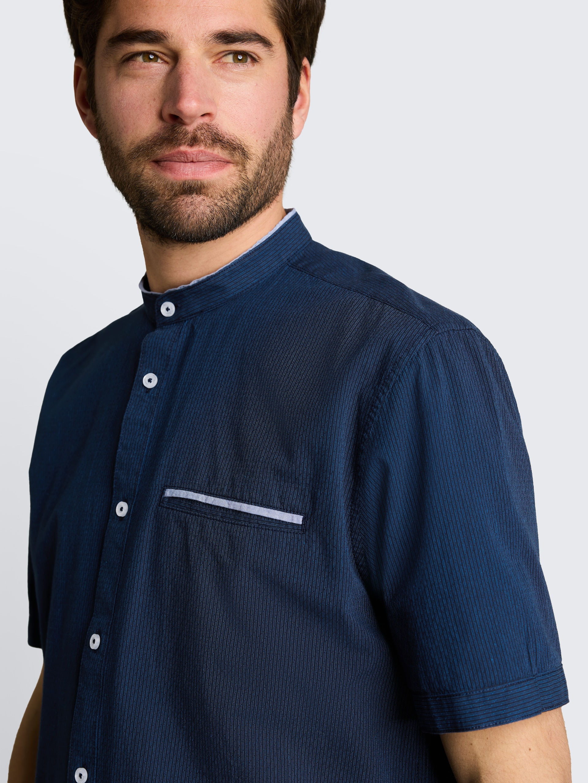 Regular fit overhemd met korte mouwen en opstaande kraag - navy small stripe - Detailaanzicht model