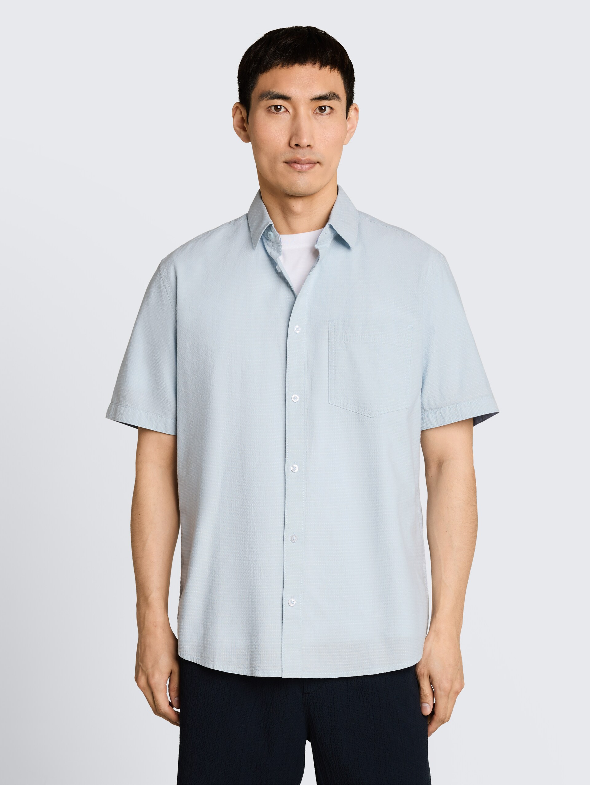 Regular fit overhemd met korte mouwen en borstzak - light blue structure - Nek model vooraanzicht
