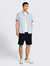 Regular fit overhemd met korte mouwen en borstzak - light blue structure - Model vooraanzicht