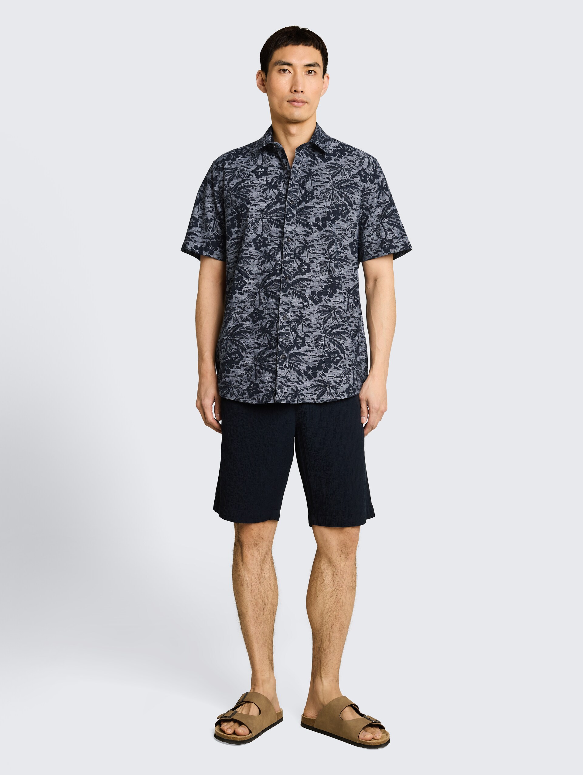 Regular fit overhemd met korte mouwen en patroon - navy palm hibiscus design - Model vooraanzicht