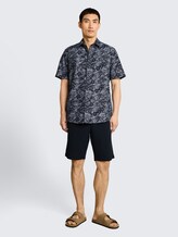 Regular fit overhemd met korte mouwen en patroon - navy palm hibiscus design - Model vooraanzicht