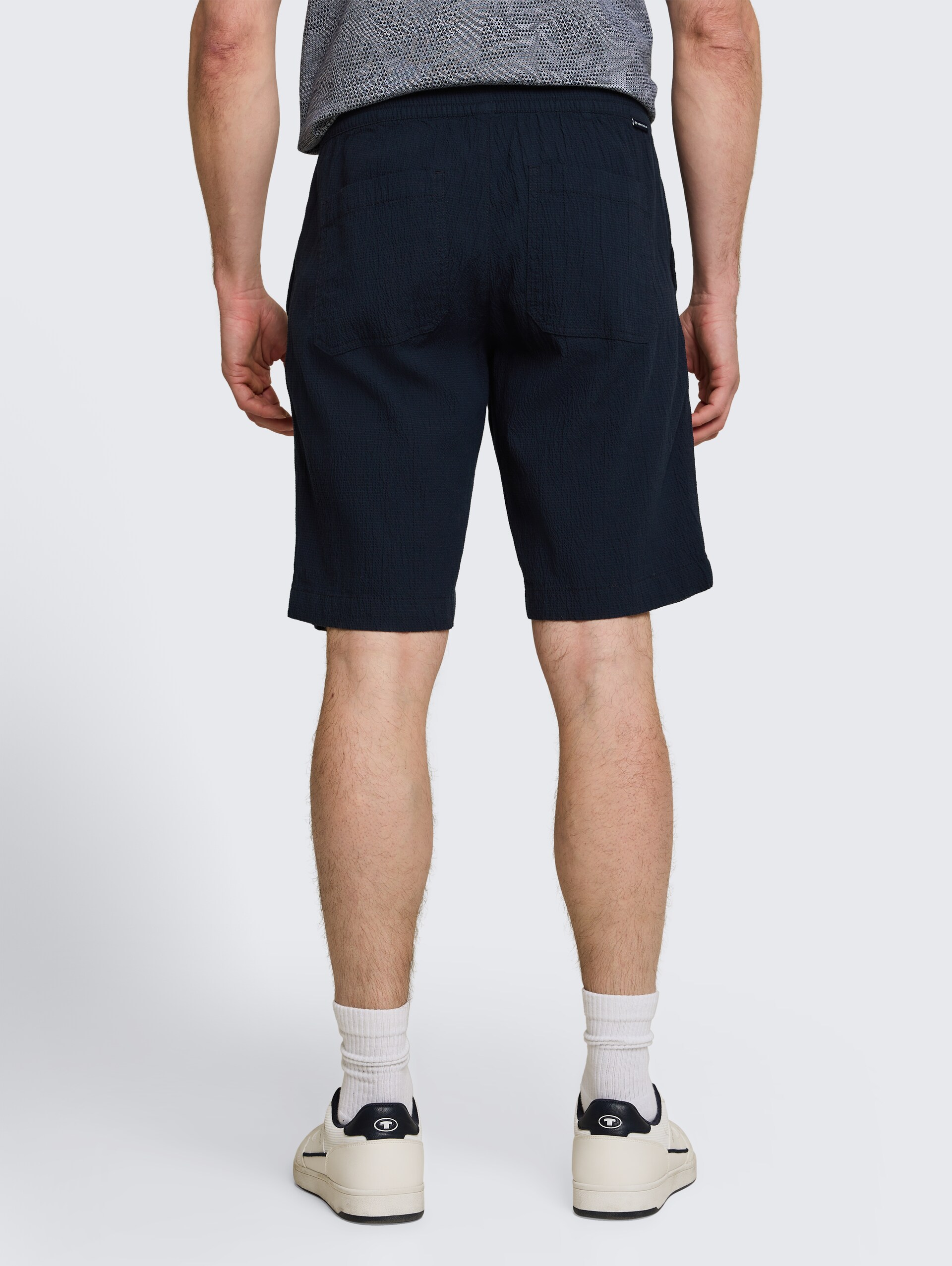 Seersucker Shorts mit elastischem Bund - sky captain blue - Auschnitt Model-Rückansicht