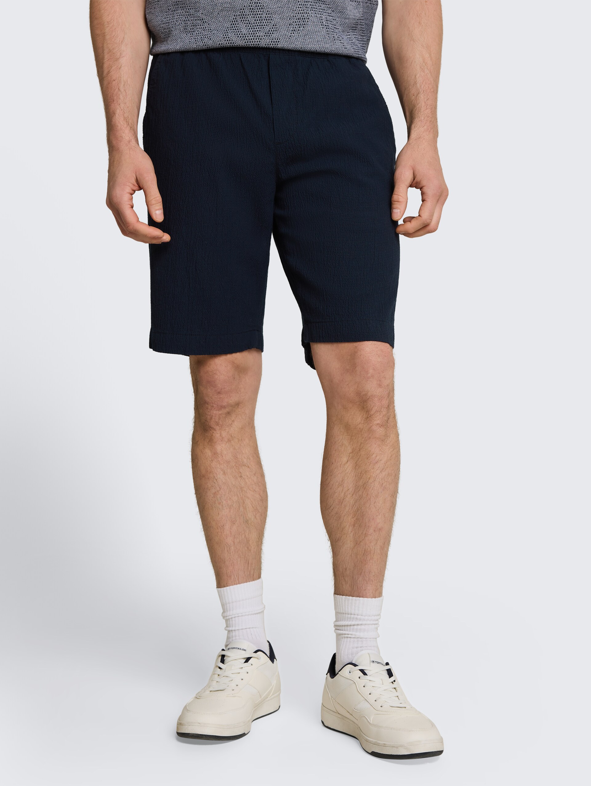 Seersucker Shorts mit elastischem Bund - sky captain blue - Ausschnitt Model-Vorderansicht