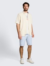 Chino-short met stretch - light blue structure - Model vooraanzicht