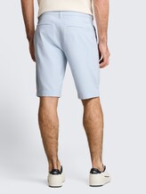Chino-short met stretch - light blue structure - Neklijn model-achteraanzicht