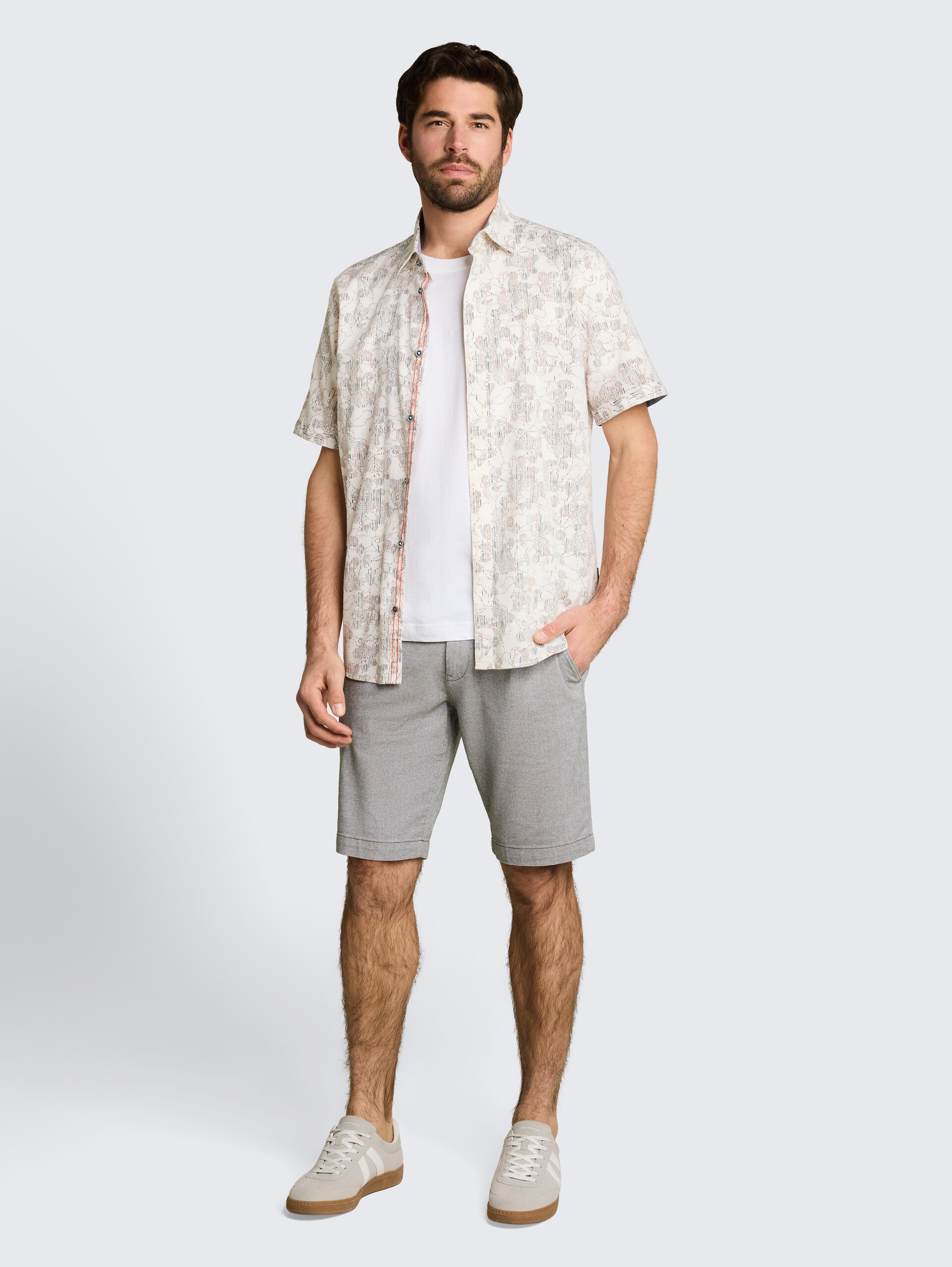 Chino-short met stretch - deep leaf green structure - Model vooraanzicht