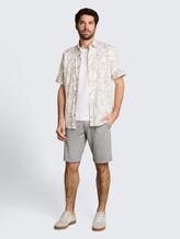 Chino-short met stretch - deep leaf green structure - Model vooraanzicht