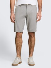 Chino-short met stretch - deep leaf green structure - Nek model vooraanzicht