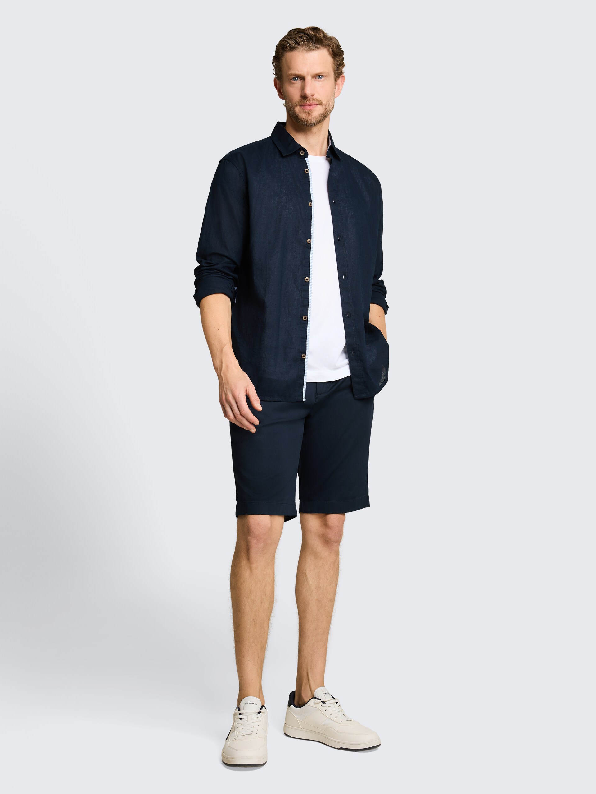 Chino Shorts mit Kordelzug - sky captain blue - Model-Vorderansicht