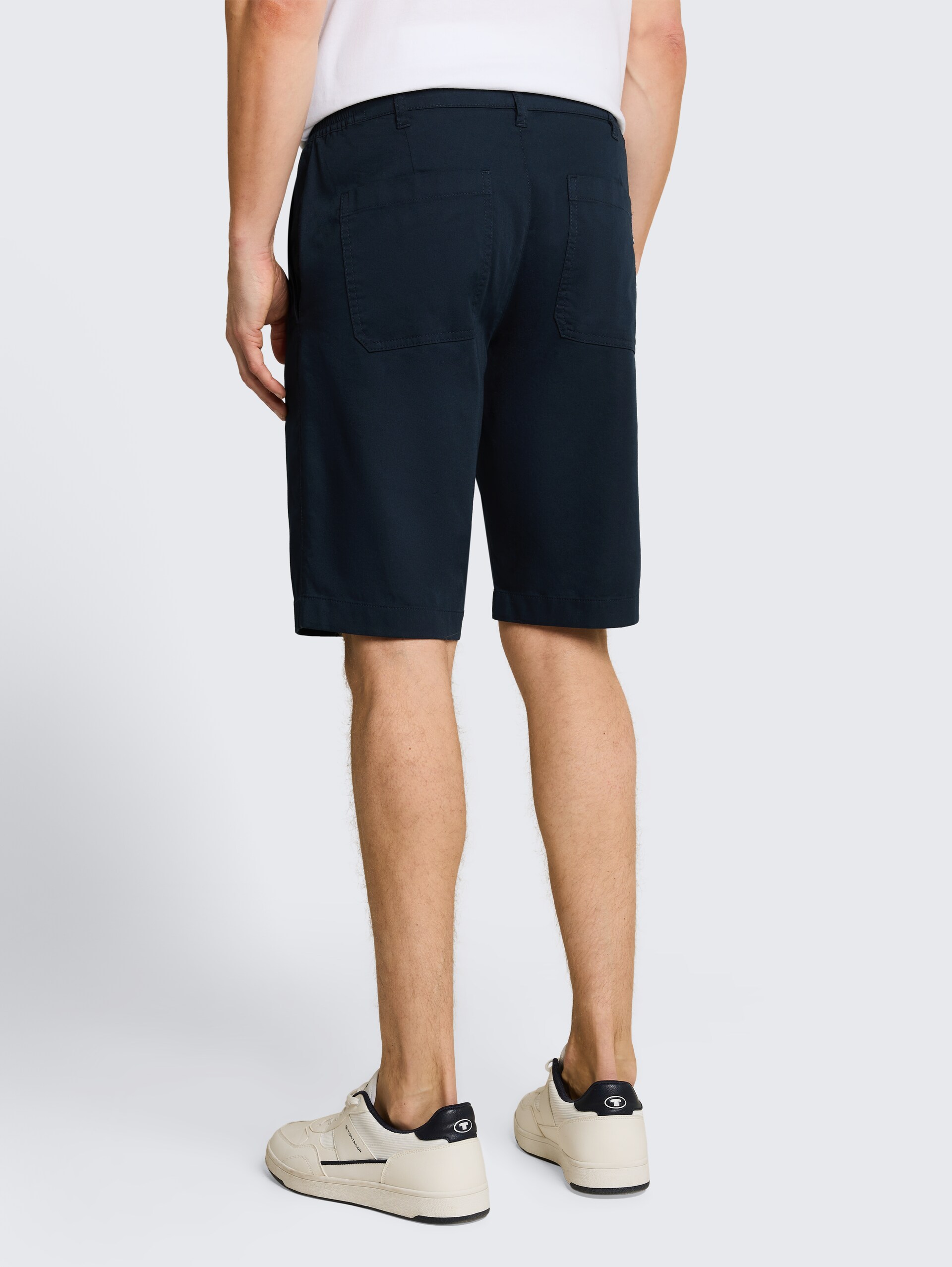 Chino Shorts mit Kordelzug - sky captain blue - Auschnitt Model-Rückansicht