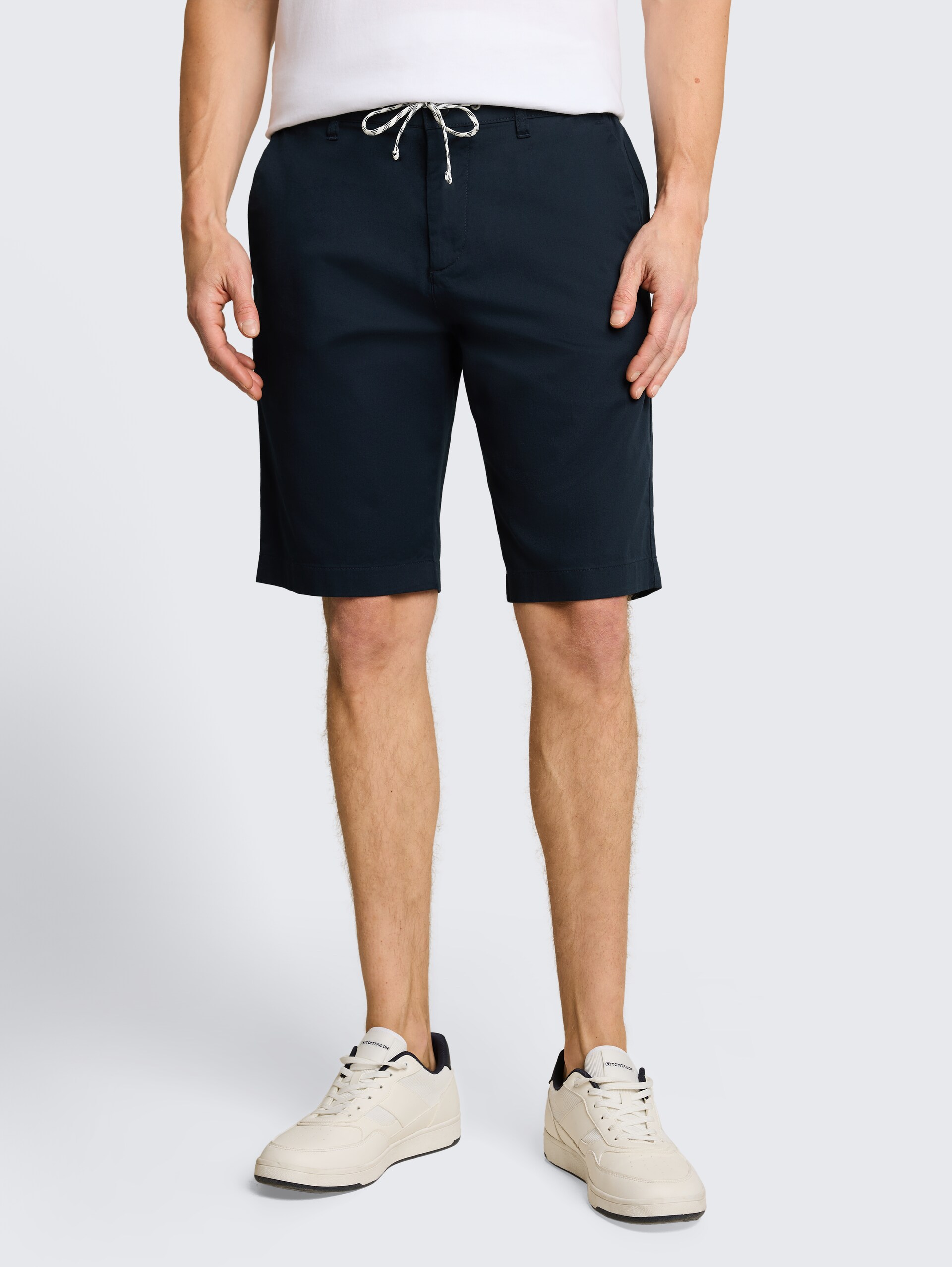 Chino Shorts mit Kordelzug - sky captain blue - Ausschnitt Model-Vorderansicht
