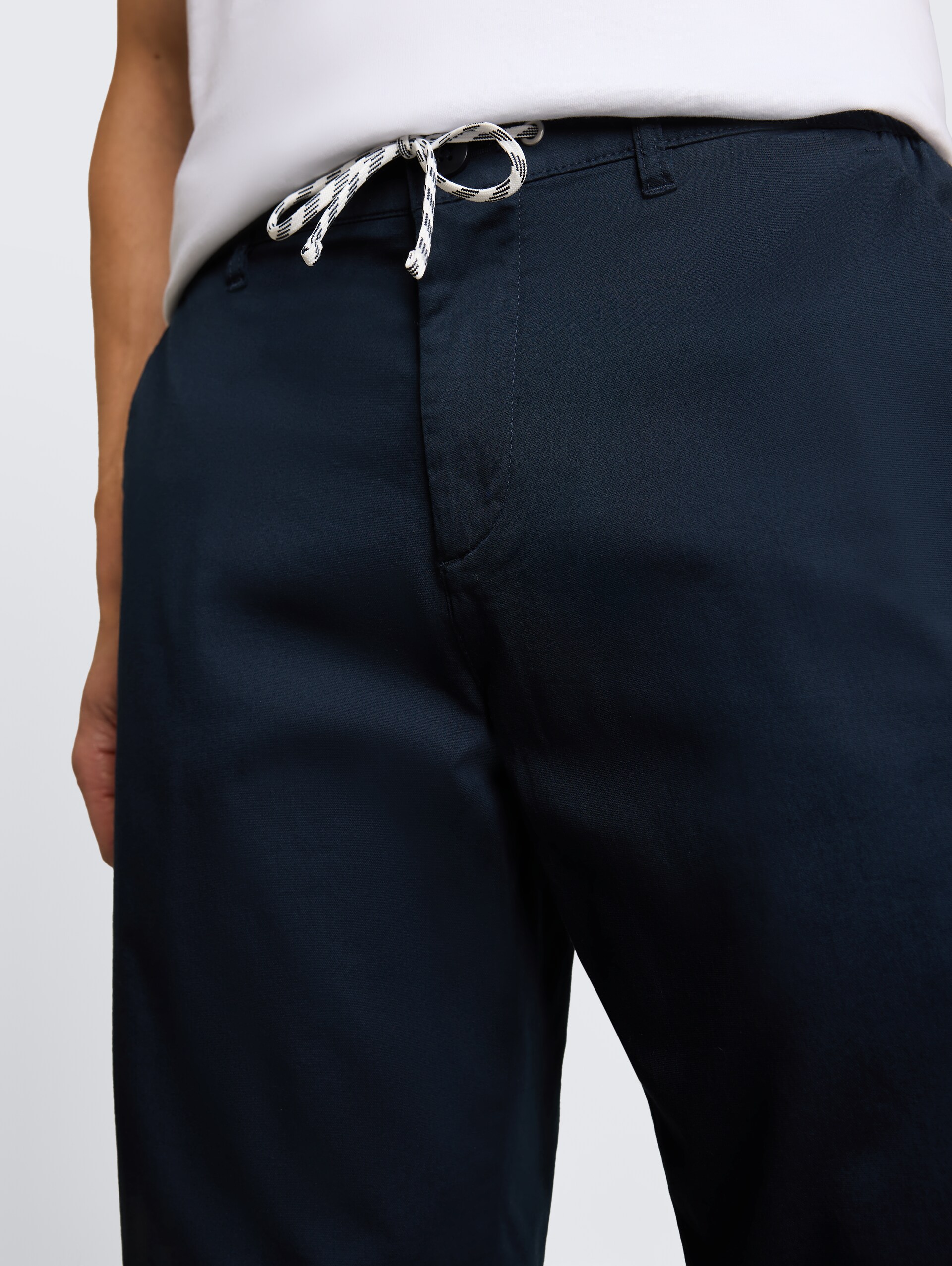Chino Shorts mit Kordelzug - sky captain blue - Detail-Model-Ansicht