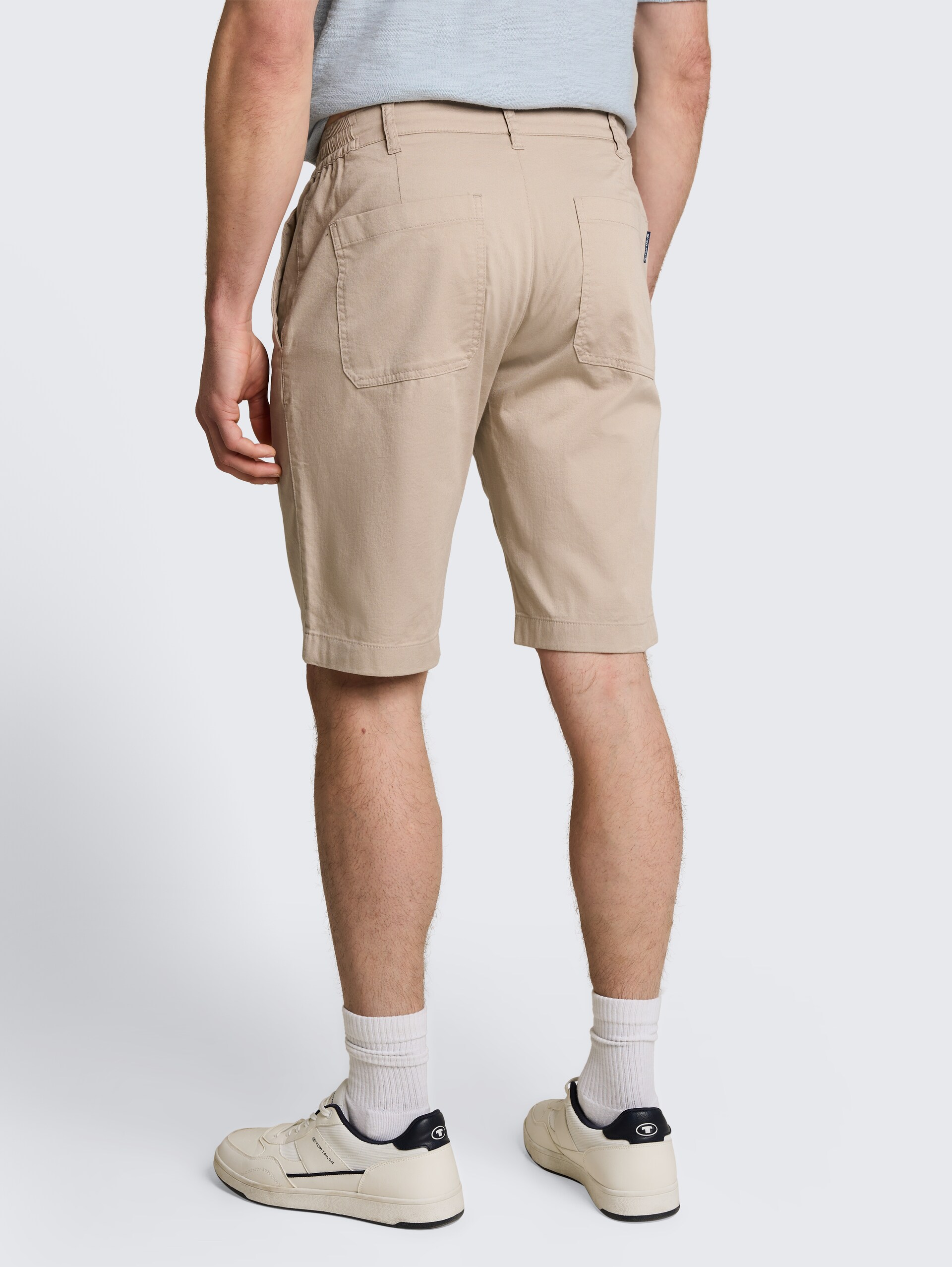 Chino Shorts mit Kordelzug - Cashew Beige - Auschnitt Model-Rückansicht