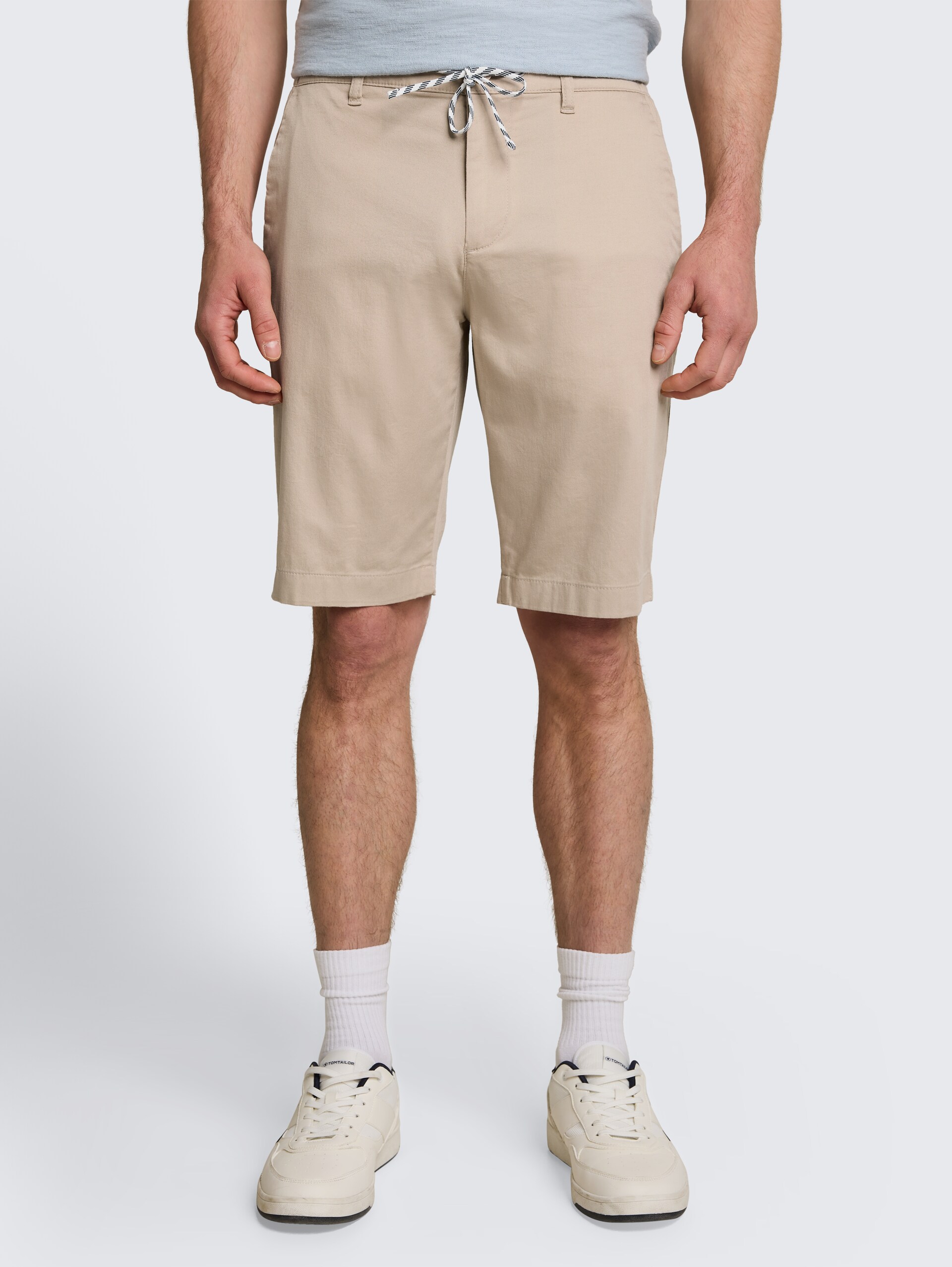 Chino Shorts mit Kordelzug - Cashew Beige - Ausschnitt Model-Vorderansicht