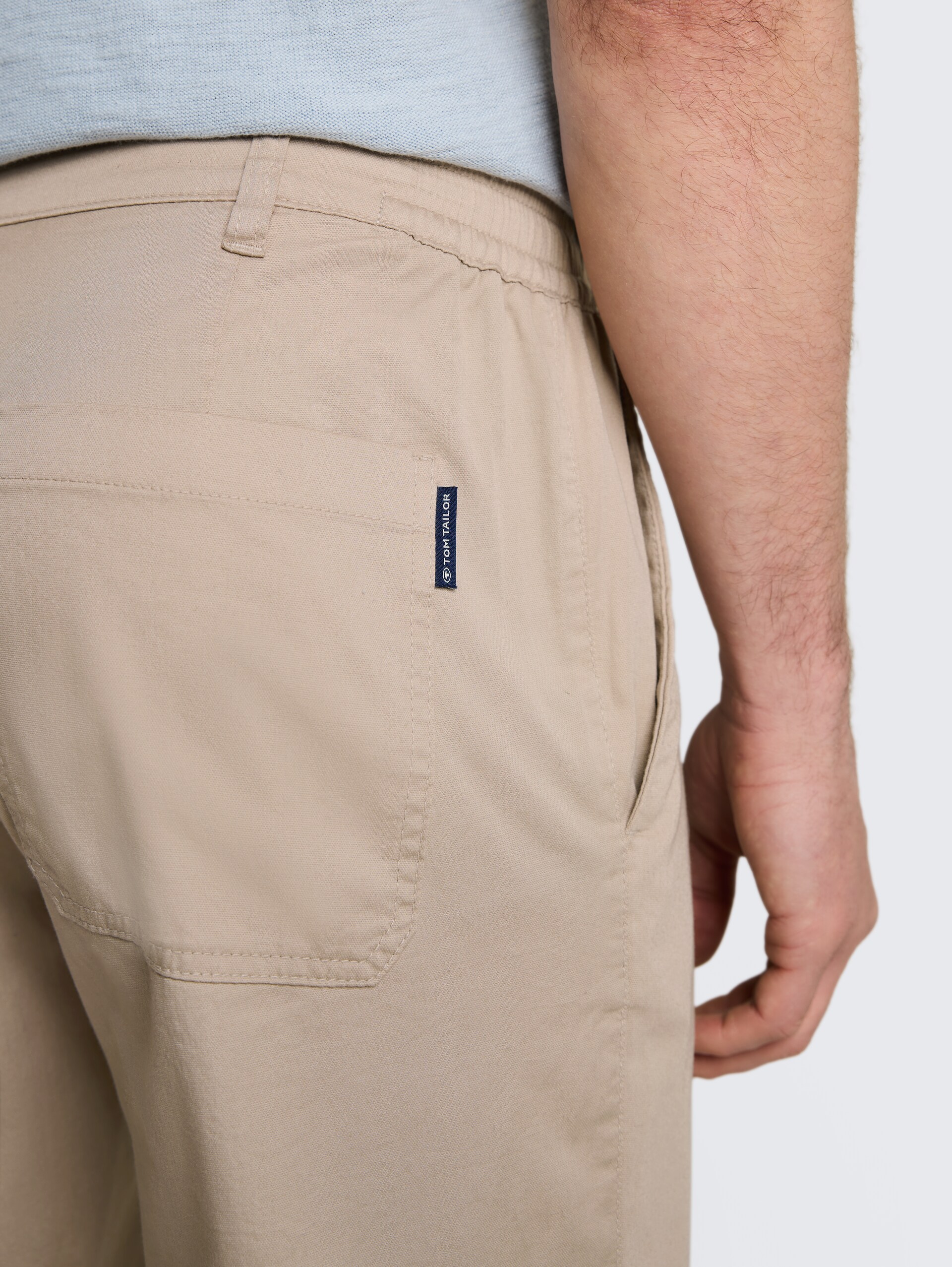Chino Shorts mit Kordelzug - Cashew Beige - Detail-Model-Ansicht