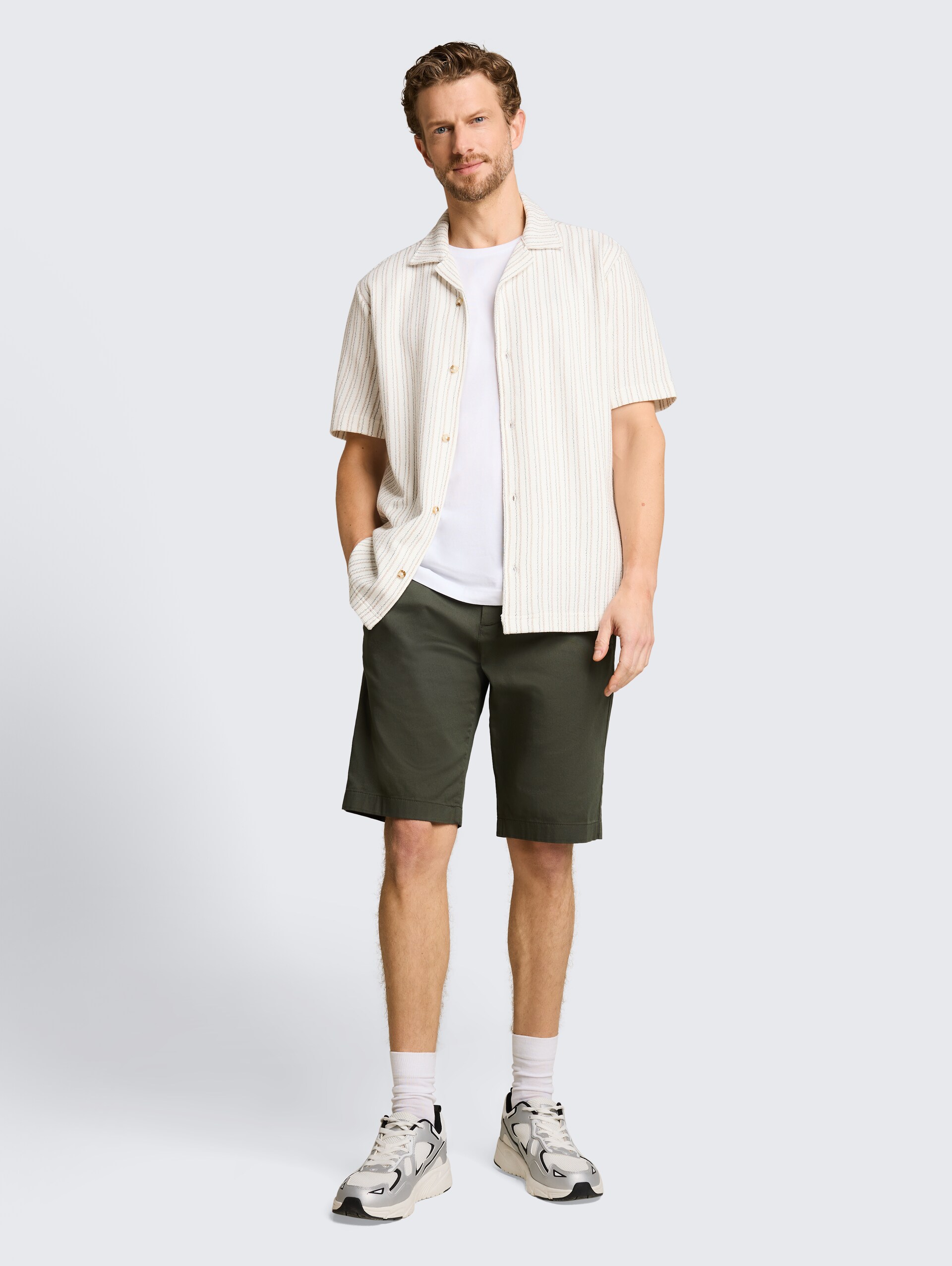 Chino Shorts mit Kordelzug - deep leaf green - Model-Vorderansicht