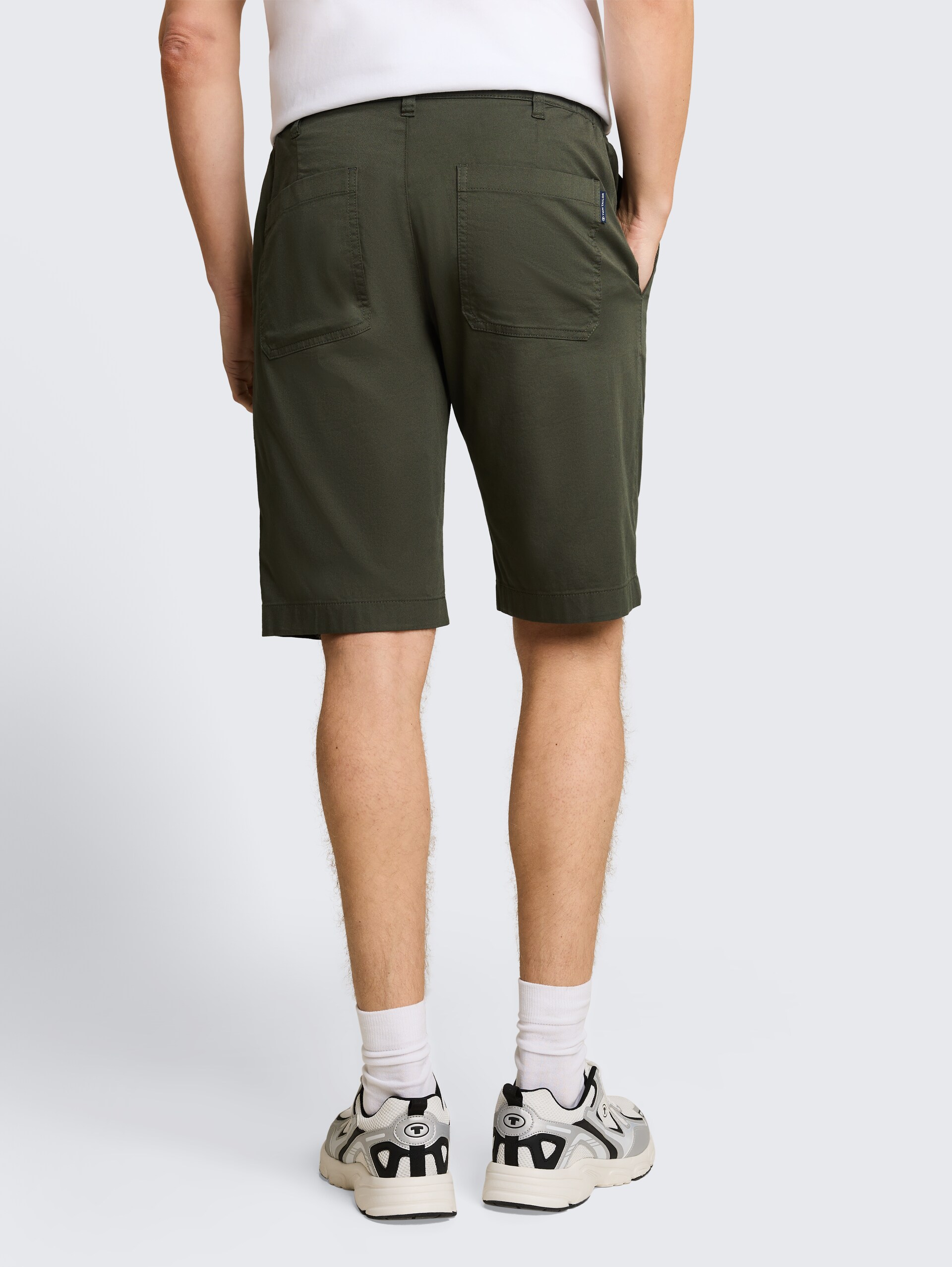 Chino Shorts mit Kordelzug - deep leaf green - Auschnitt Model-Rückansicht