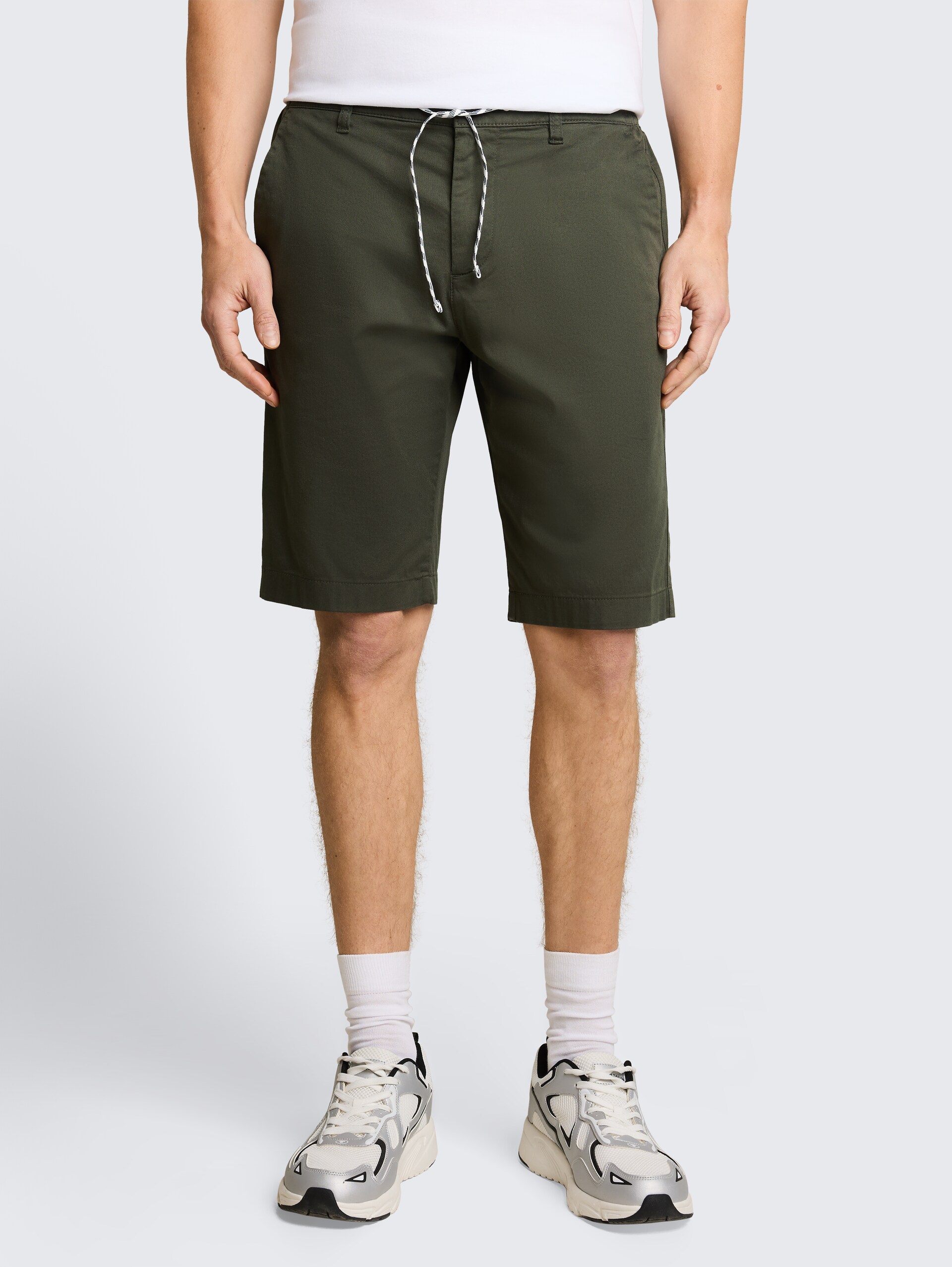 Chino Shorts mit Kordelzug - deep leaf green - Ausschnitt Model-Vorderansicht
