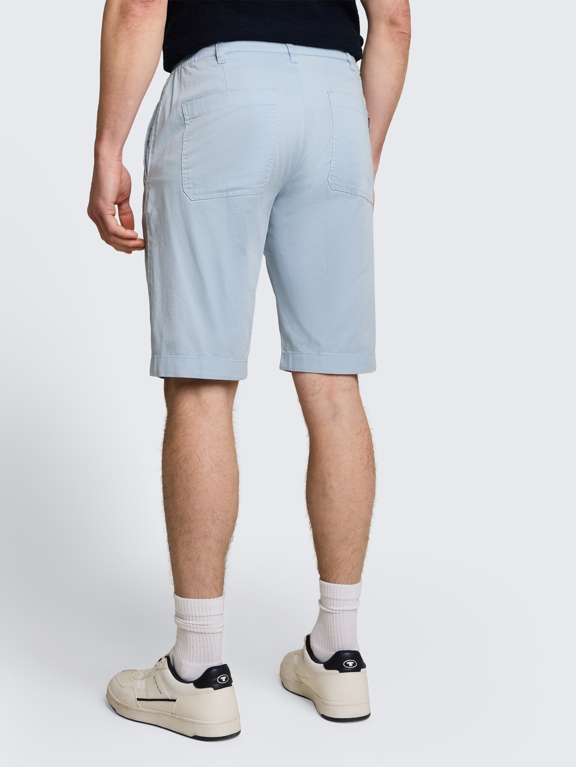 Chino Shorts mit Kordelzug - light blue grey - Auschnitt Model-Rückansicht