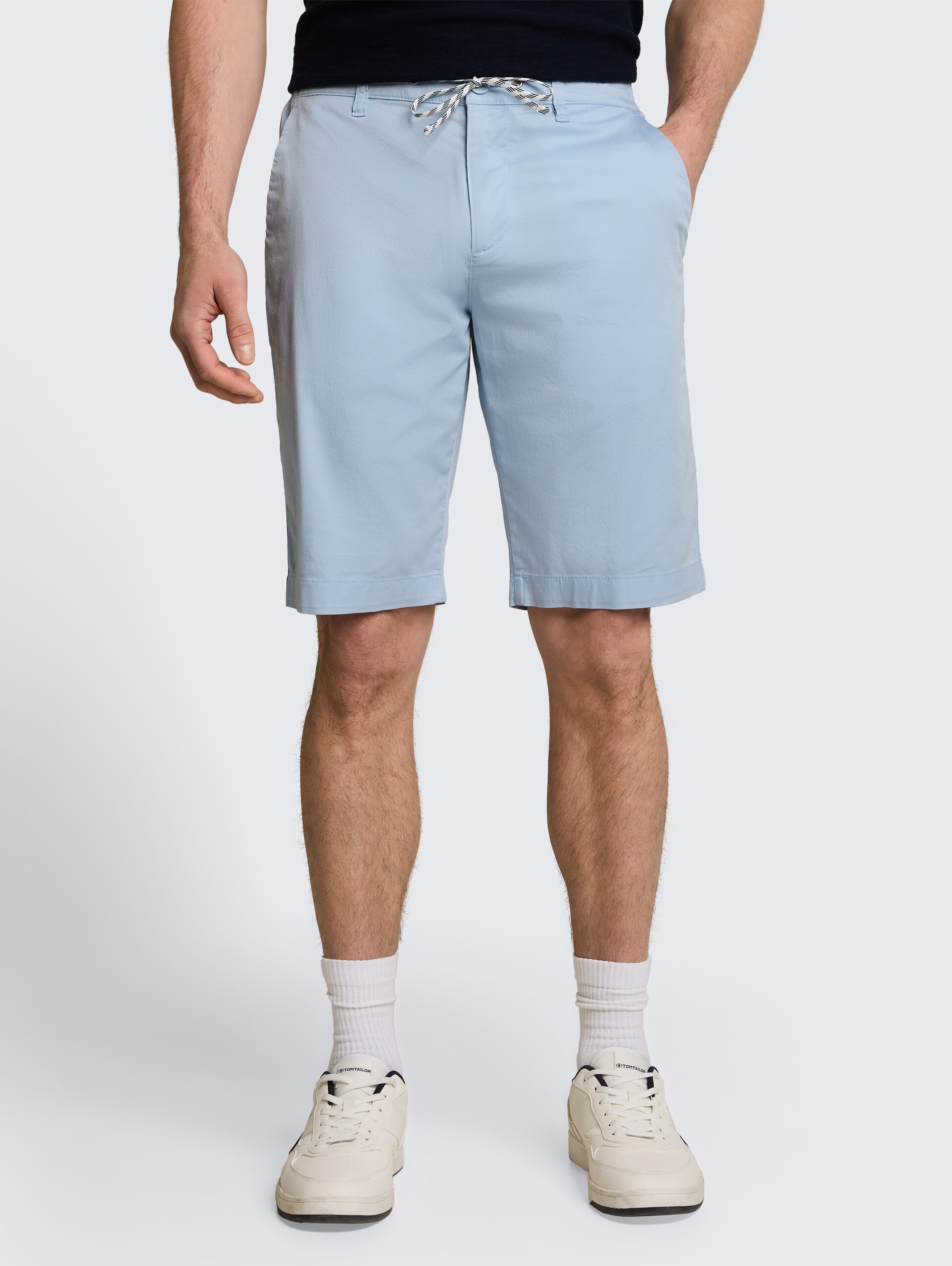 Chino Shorts mit Kordelzug - light blue grey - Ausschnitt Model-Vorderansicht
