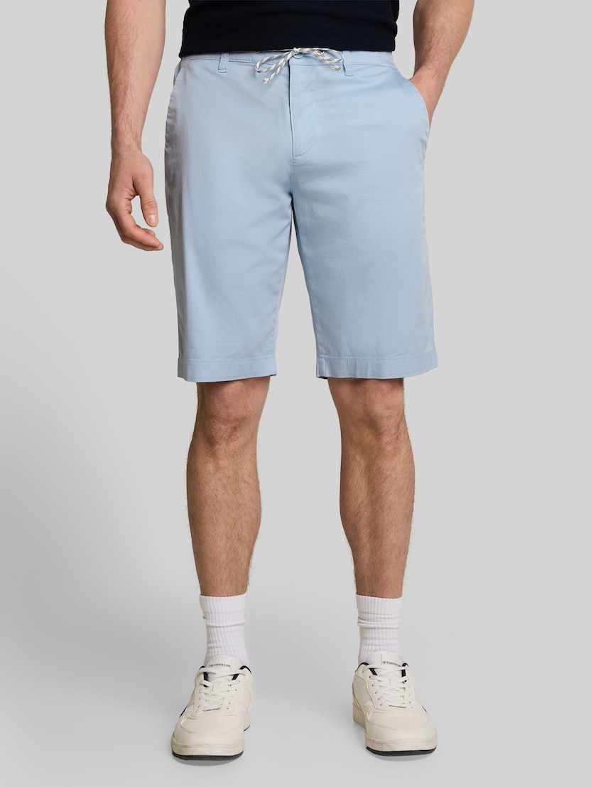 Chino Shorts mit Kordelzug von Men, light blue grey