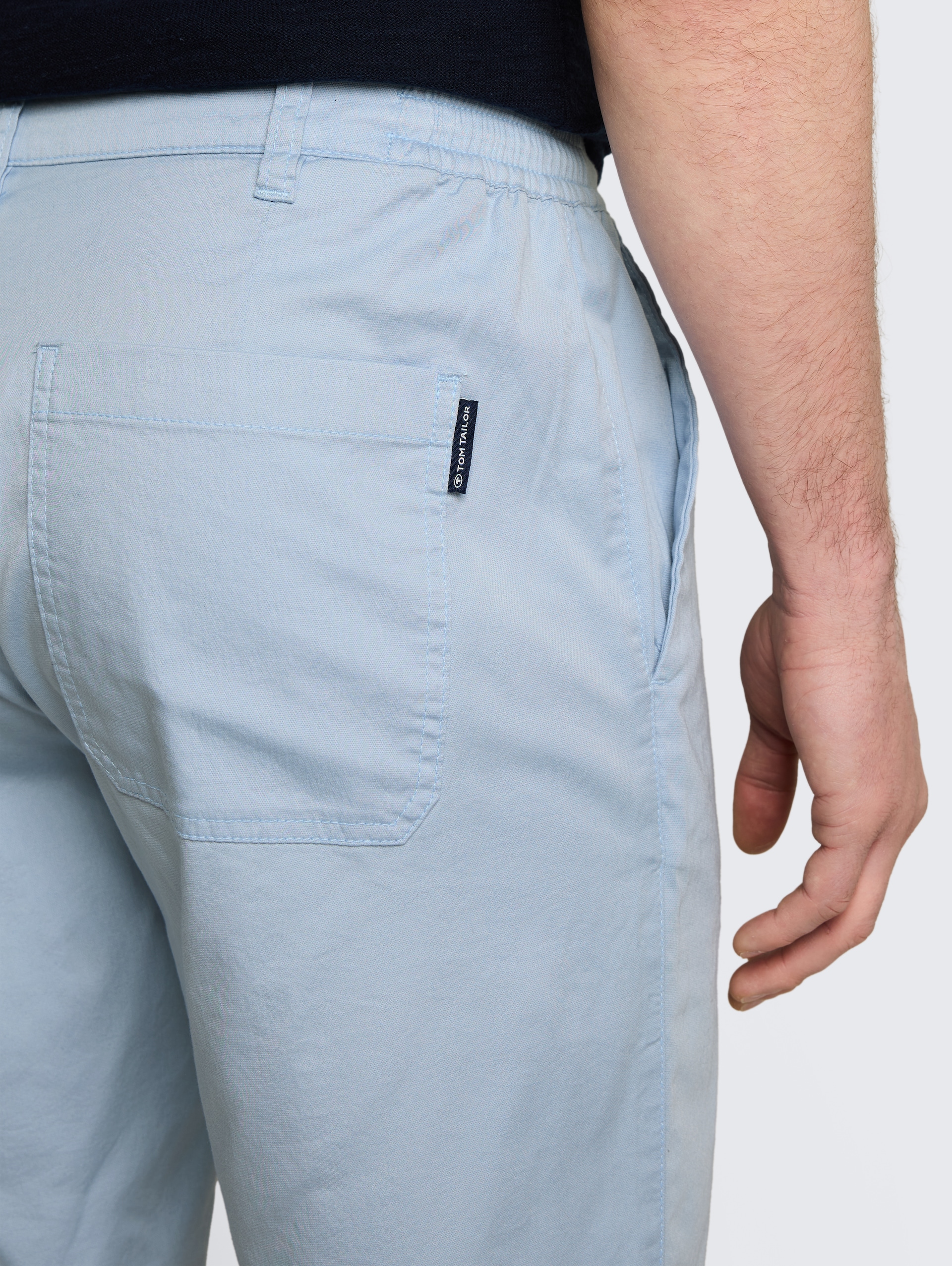 Chino Shorts mit Kordelzug - light blue grey - Detail-Model-Ansicht