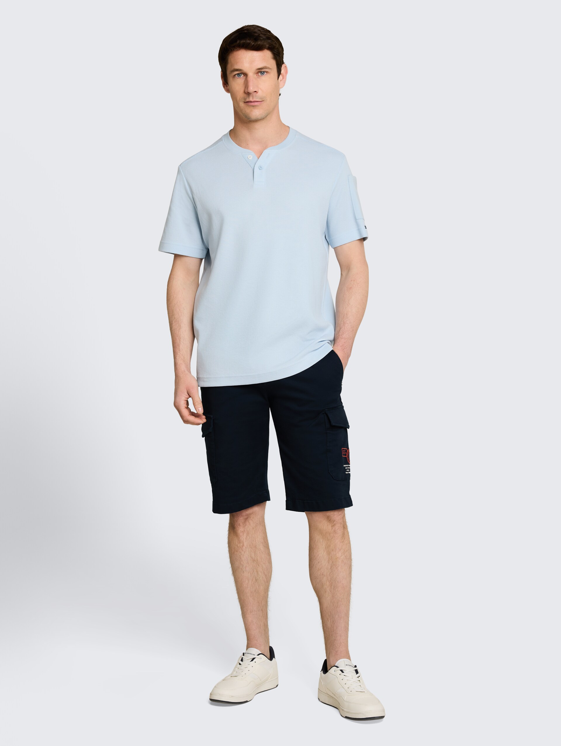 Regular fit cargoshort met stretch - sky captain blue - Model vooraanzicht