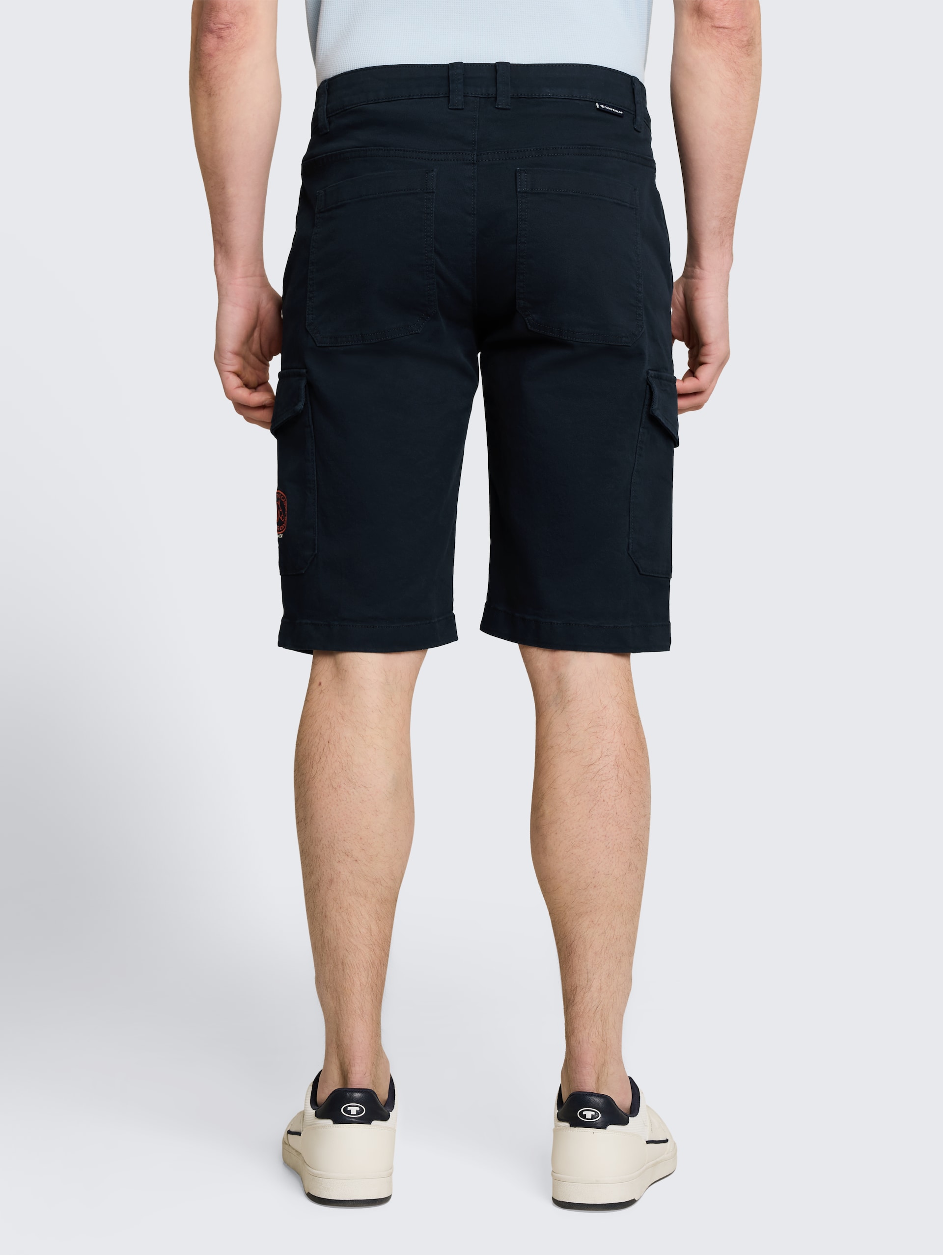 Regular fit cargoshort met stretch - sky captain blue - Neklijn model-achteraanzicht