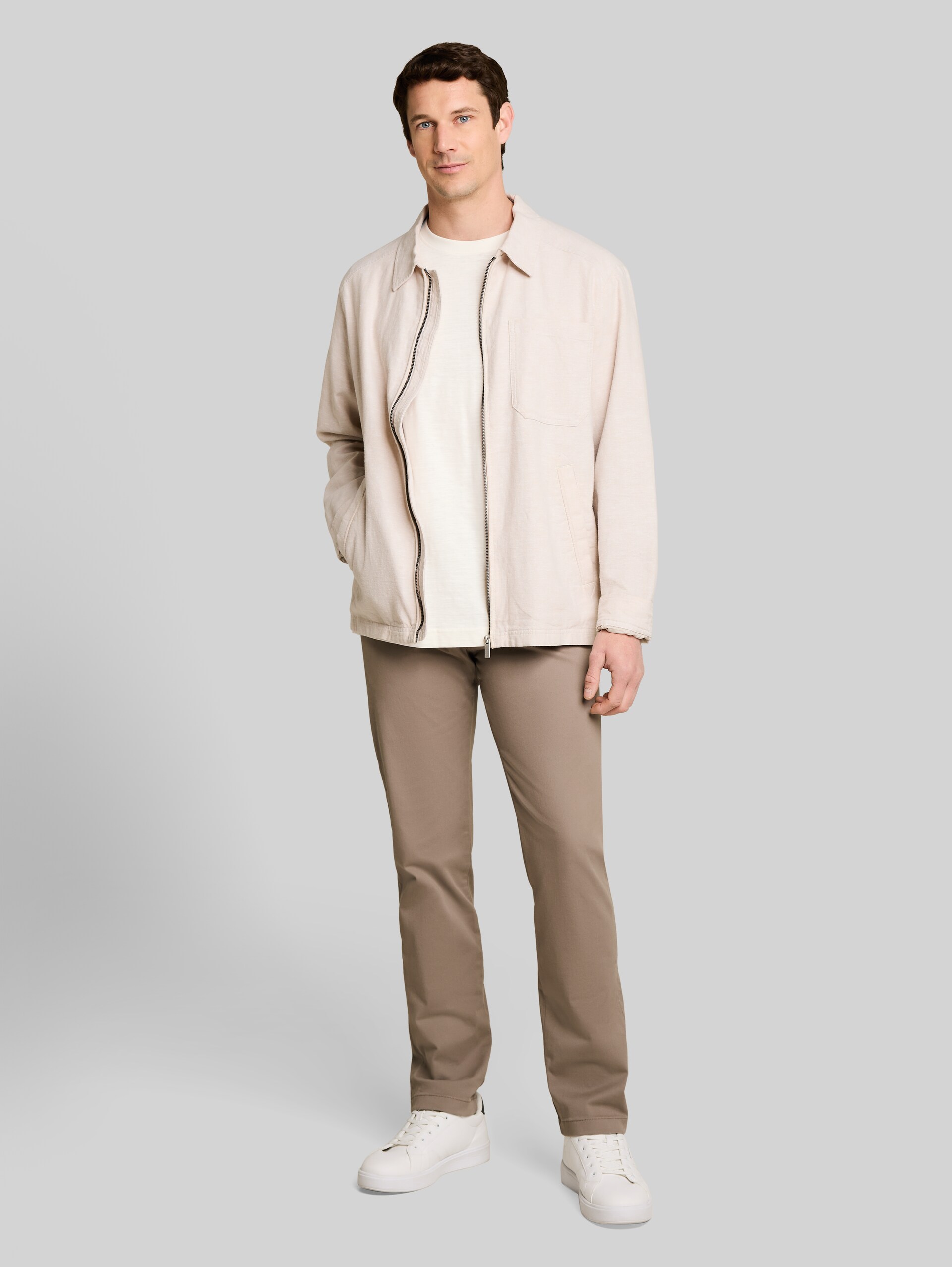 Regular Fit Chino Hose - Driftwood Taupe - Model-Vorderansicht