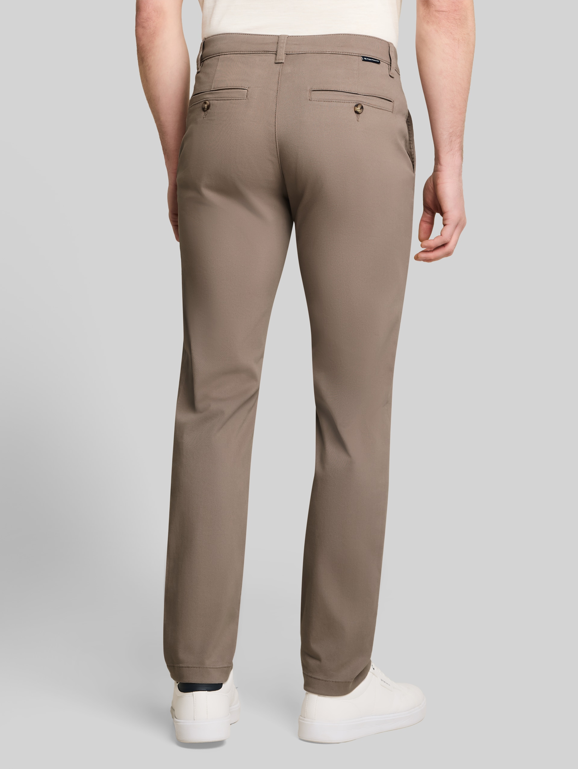 Regular Fit Chino Hose - Driftwood Taupe - Auschnitt Model-Rückansicht
