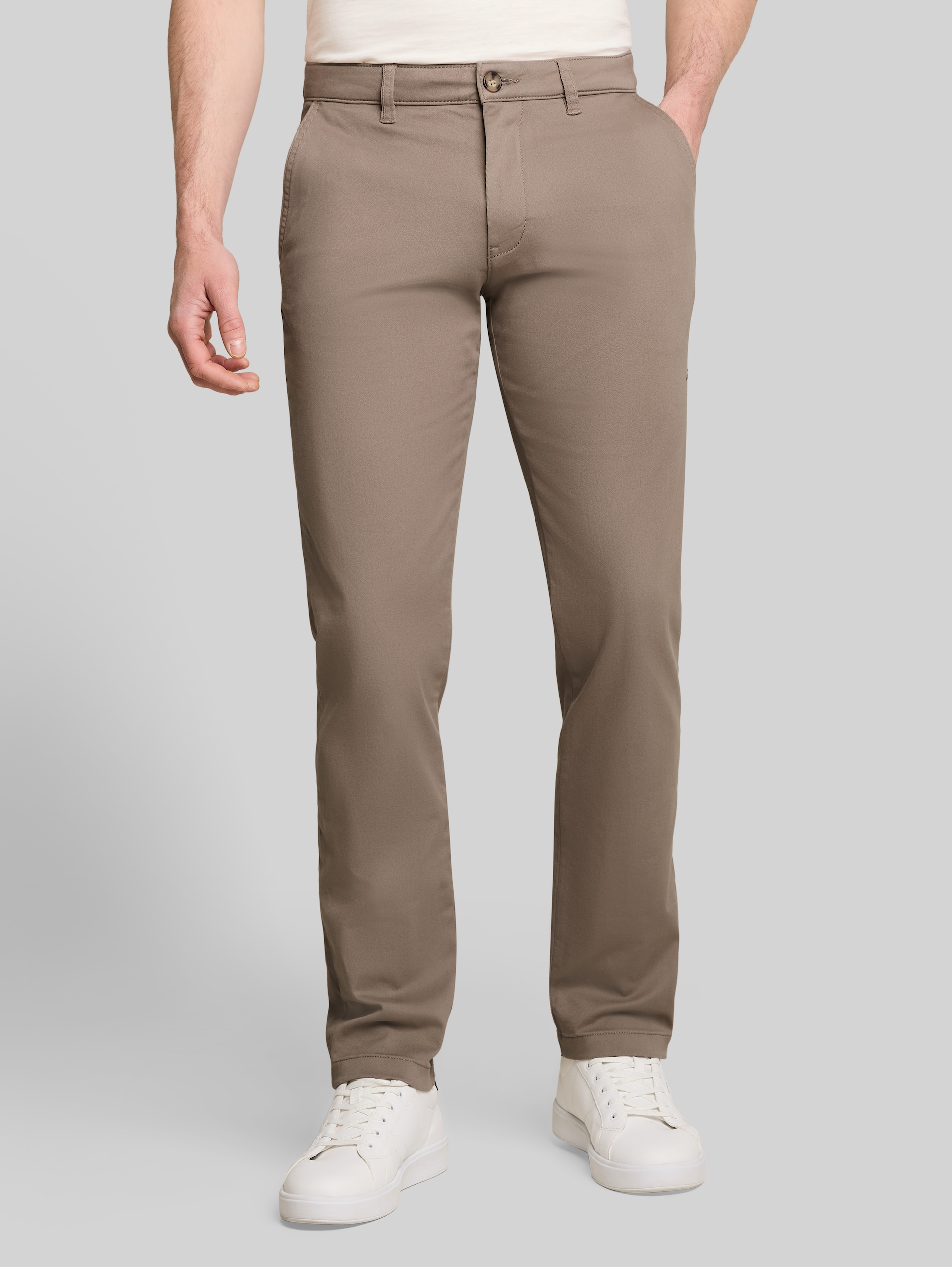 Regular Fit Chino Hose - Driftwood Taupe - Ausschnitt Model-Vorderansicht