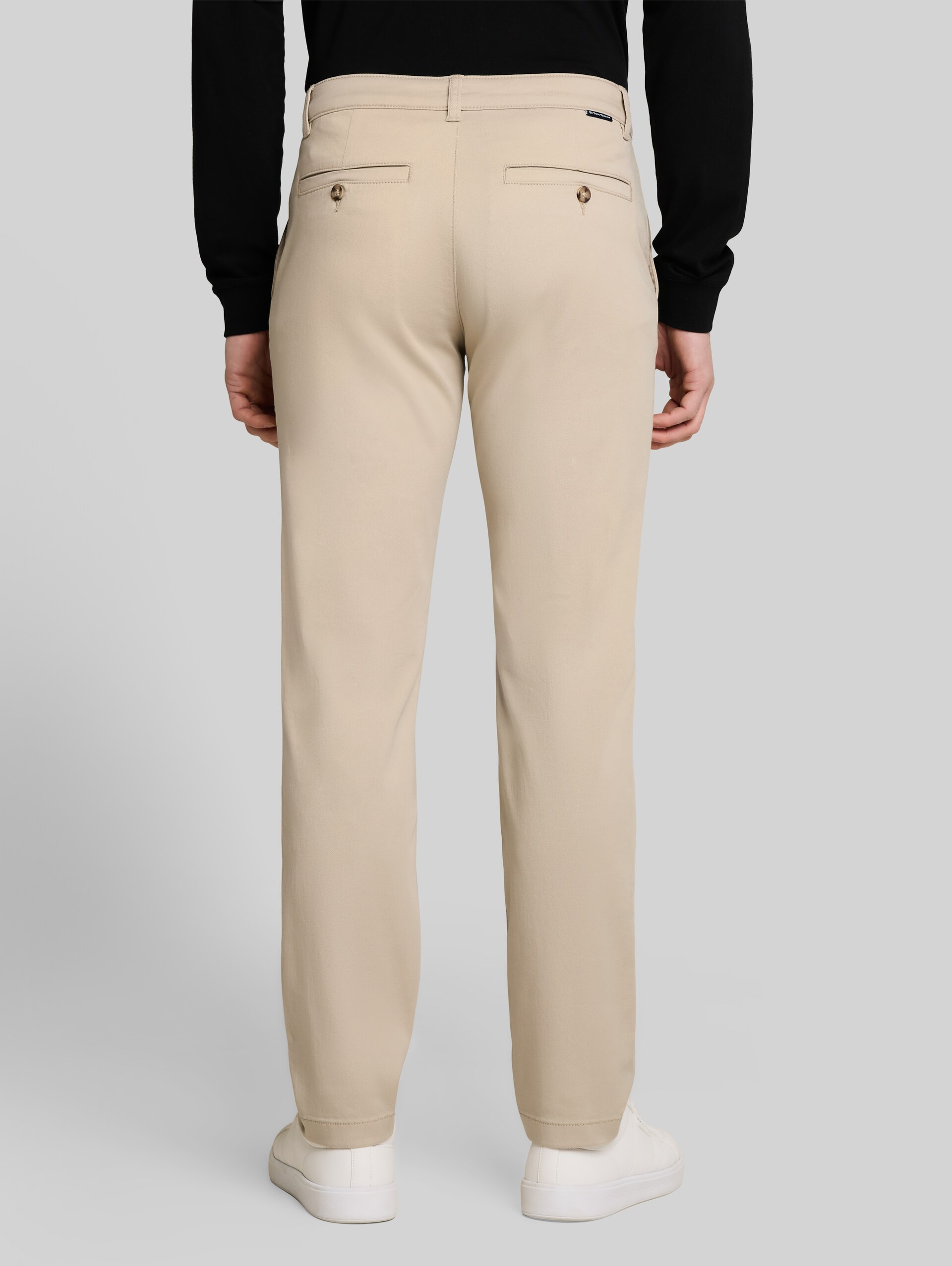 Regular Fit Chino Hose - Cashew Beige - Auschnitt Model-Rückansicht